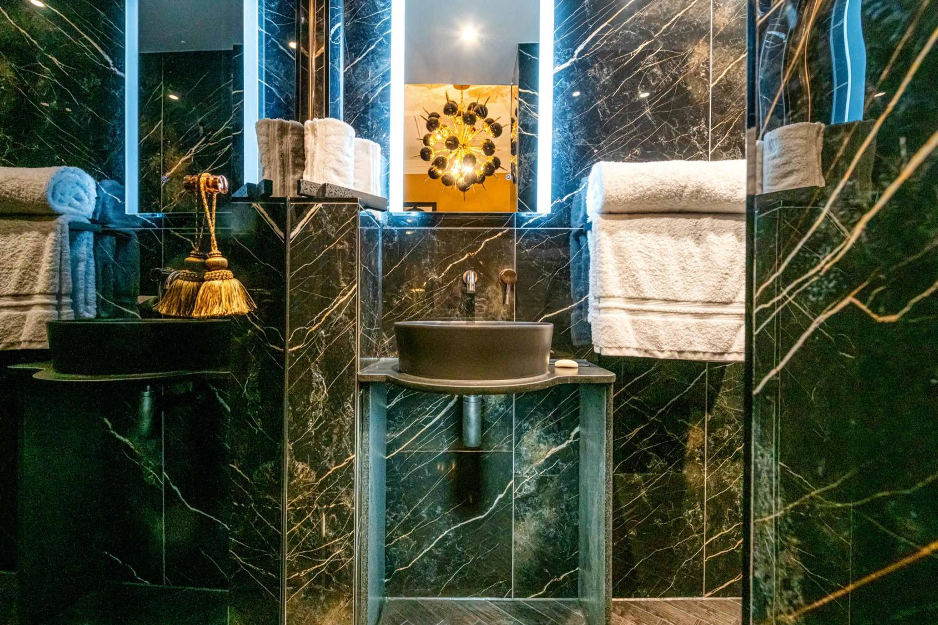Deluxe Double Room with Bath - Photo 10