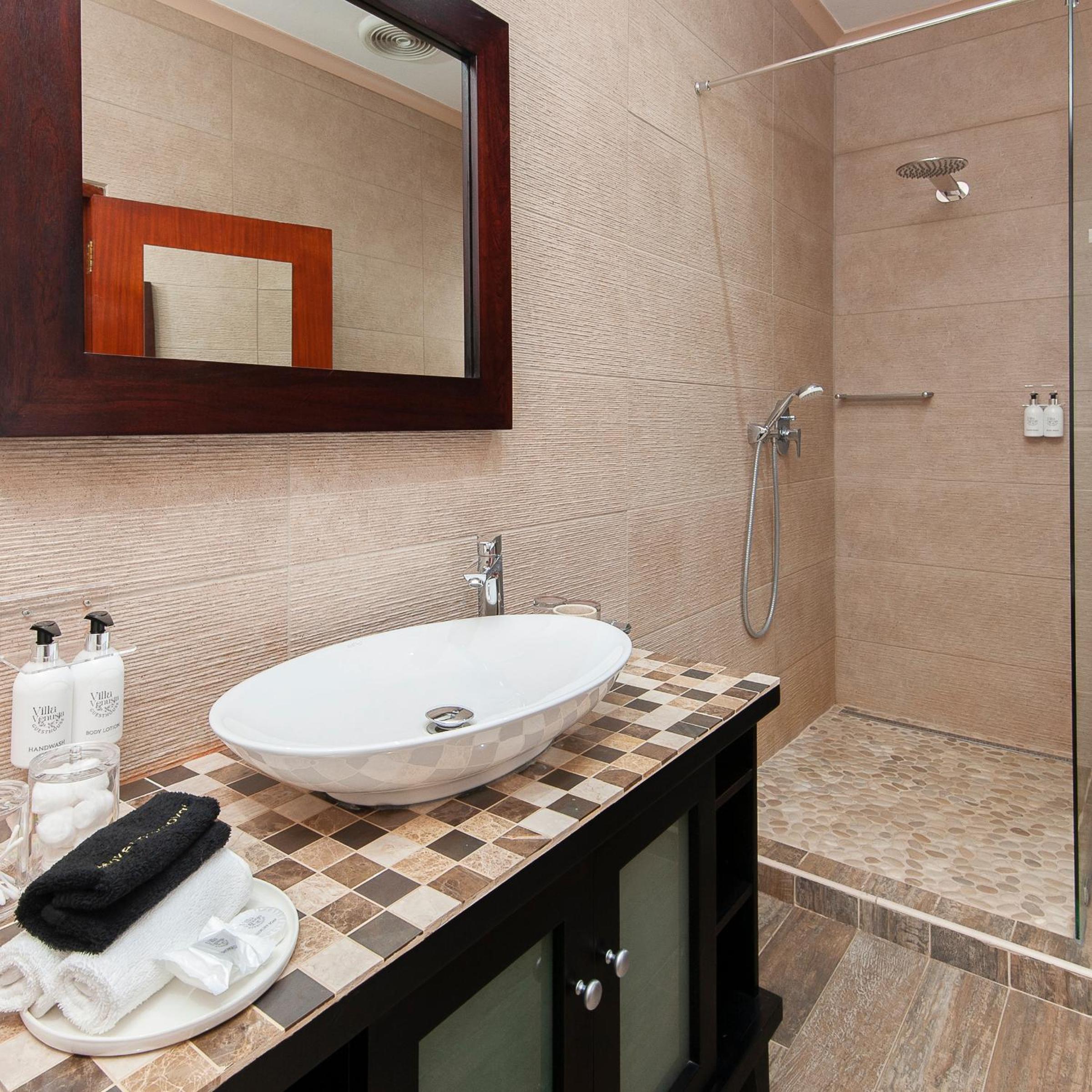 Deluxe King Suite photo 2