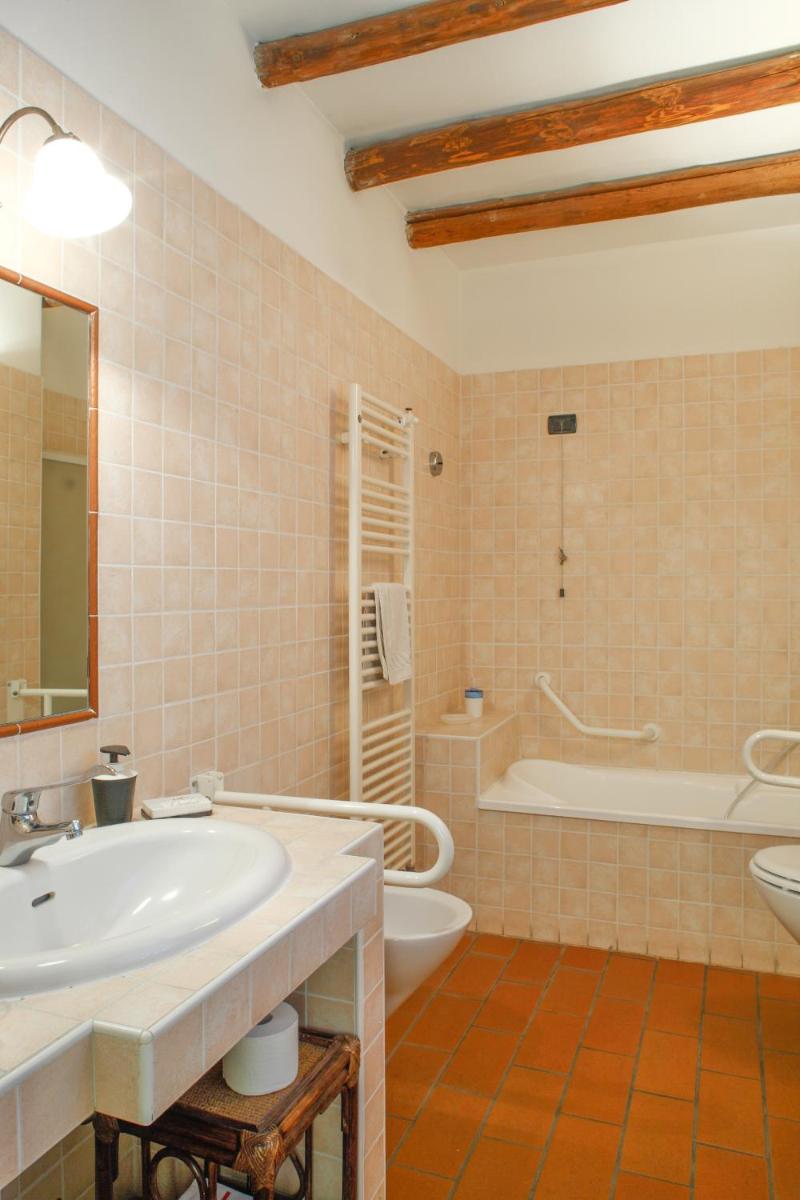 Double or Twin Room with Private Bathroom photo 3