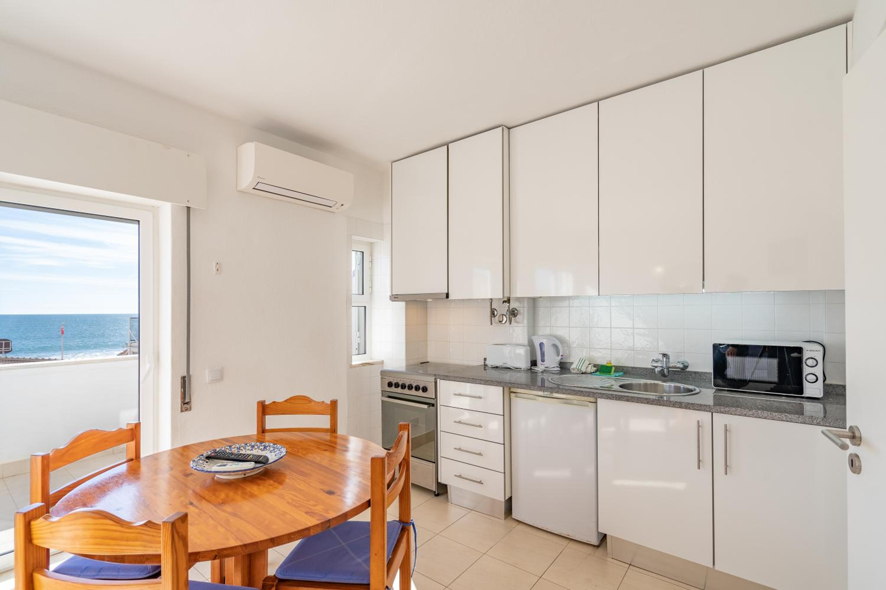 Two-Bedroom Apartment with Sea View - Photo 2
