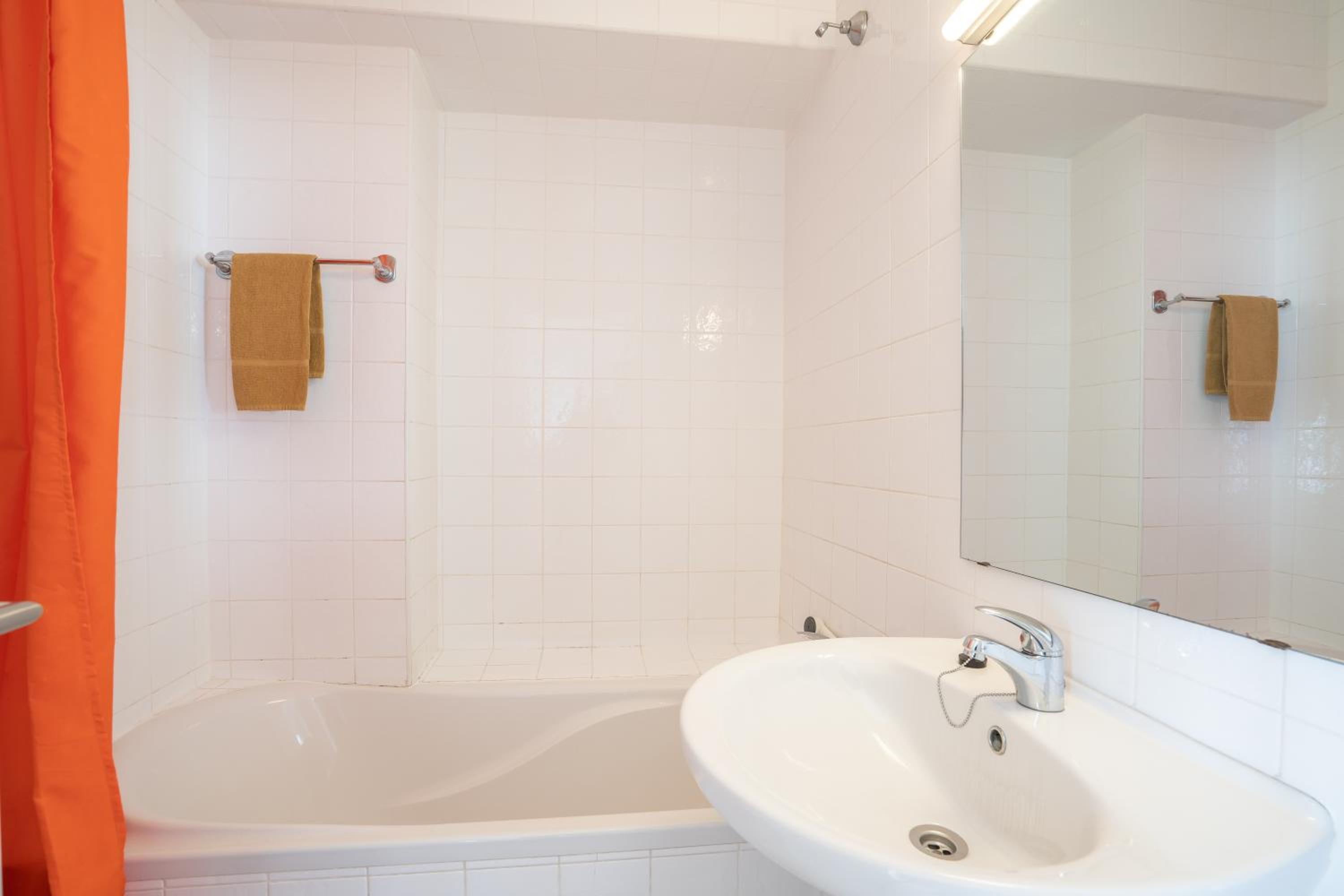 Two-Bedroom Apartment with Sea View - Photo 4