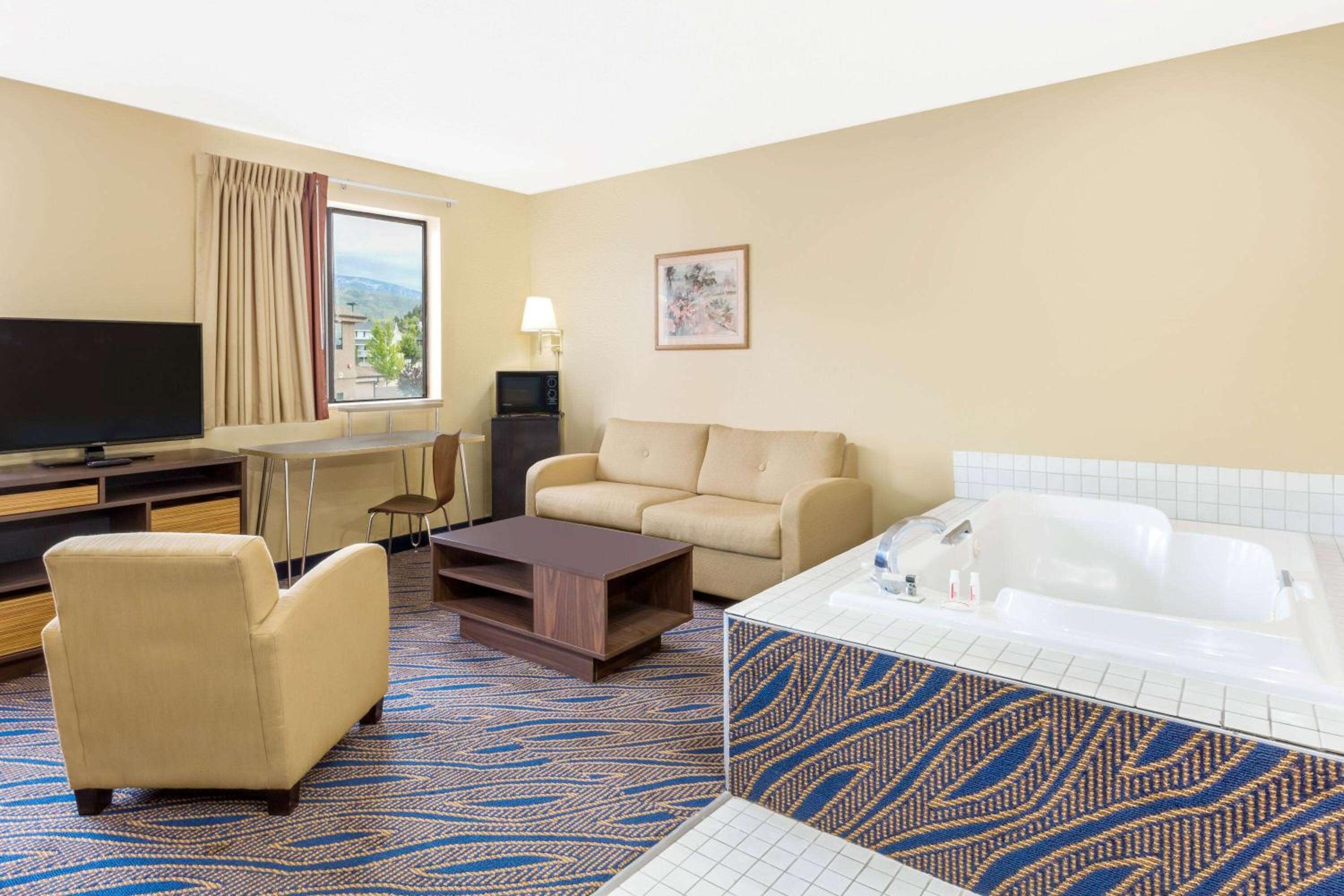 King Suite with One King Bed and Two Queen Beds - Non-Smoking - Photo 3