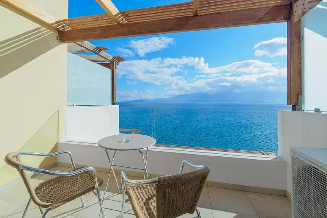 Frontal Deluxe Room with Sea View thumbnail 6