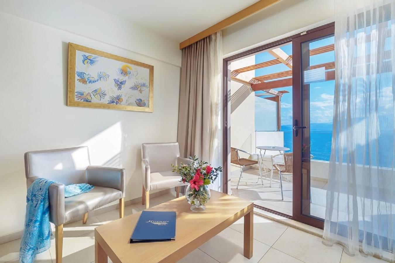 Frontal Deluxe Room with Sea View thumbnail 5