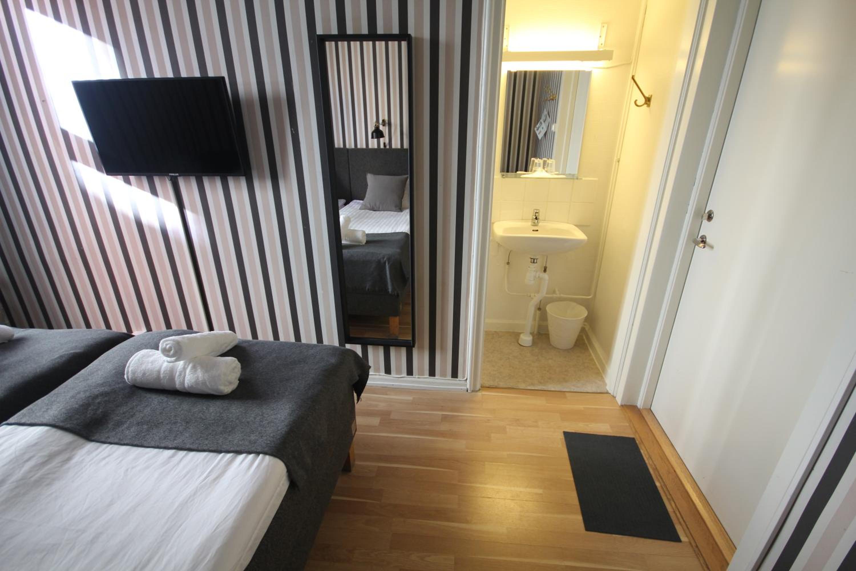 Standard Double Room with Shared Bathroom photo 2