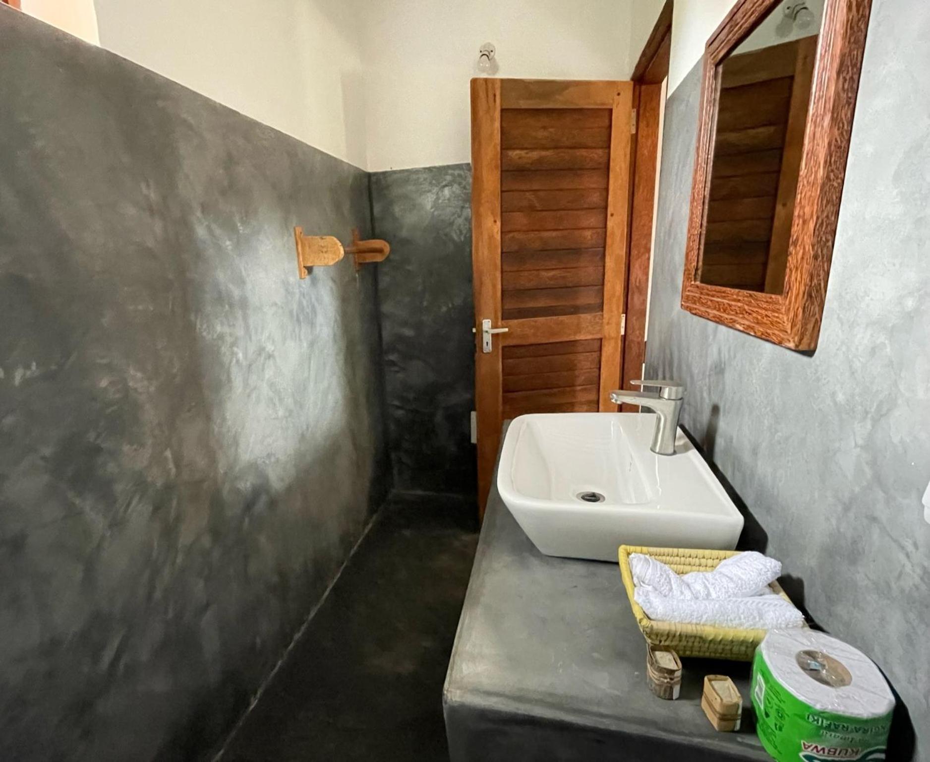 One-Bedroom Bungalow - Photo 4