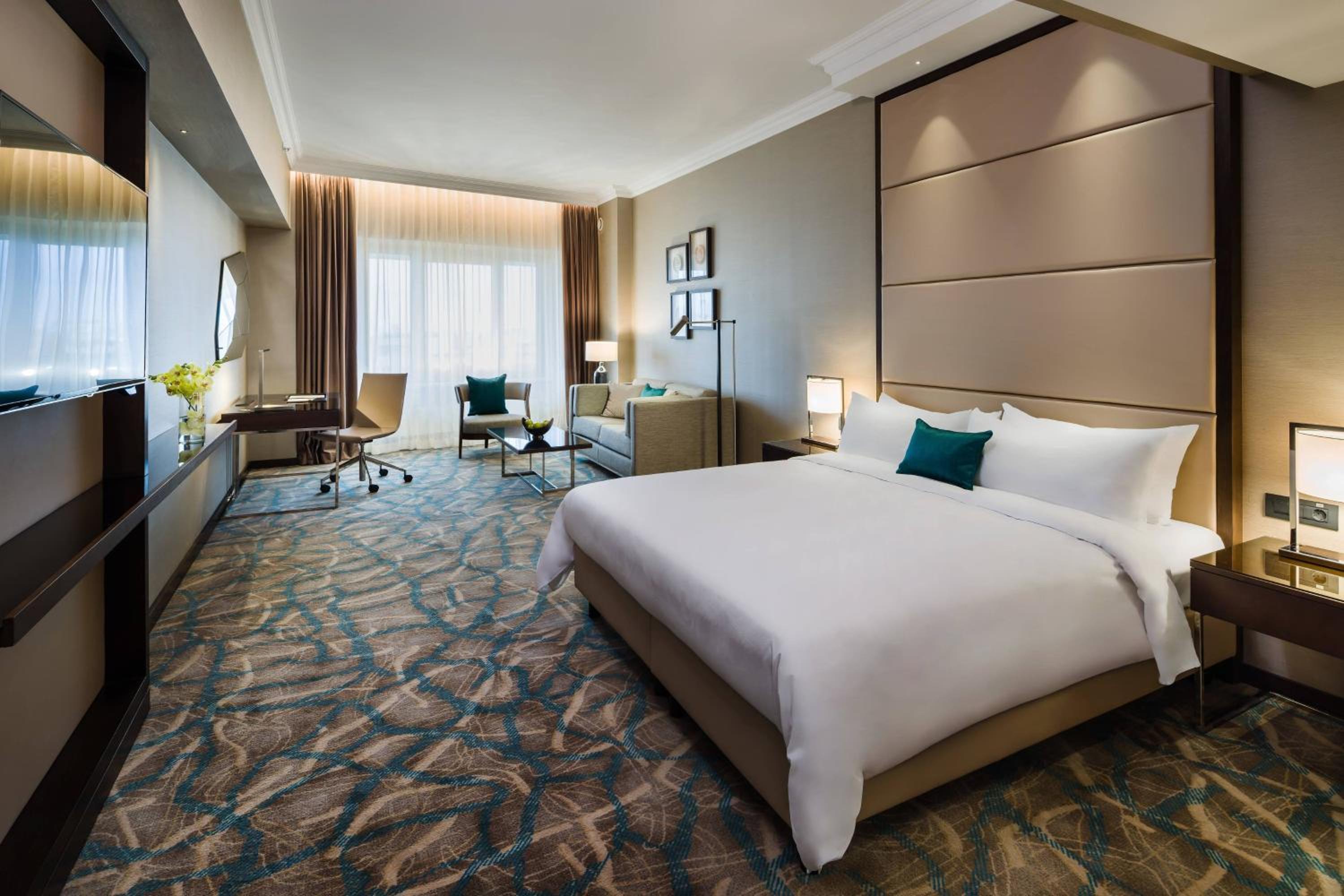Grand Executive One King Bed with Access and Breakfast in Executive Lounge - Photo 1