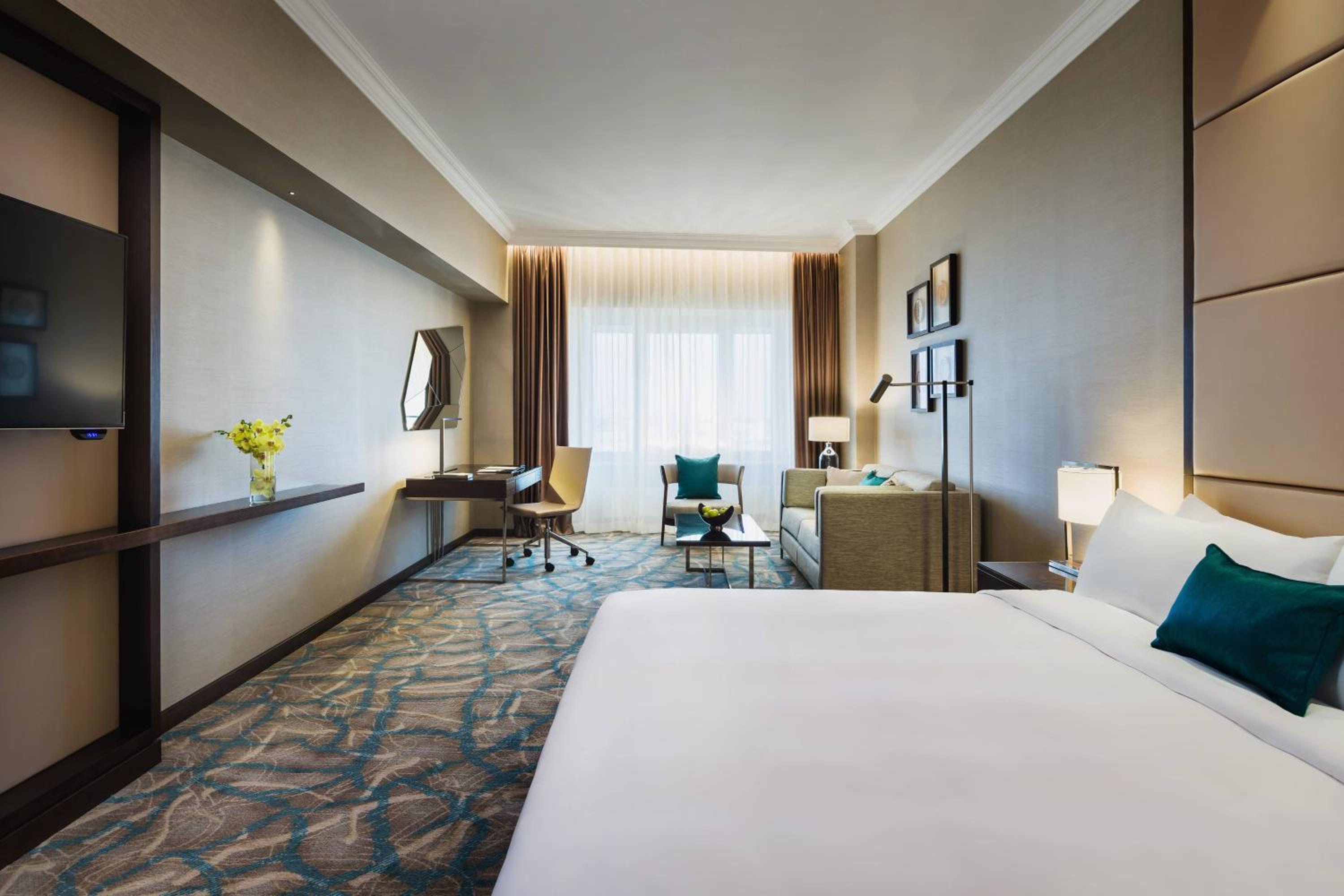 Grand Executive One King Bed with Access and Breakfast in Executive Lounge - Photo 4