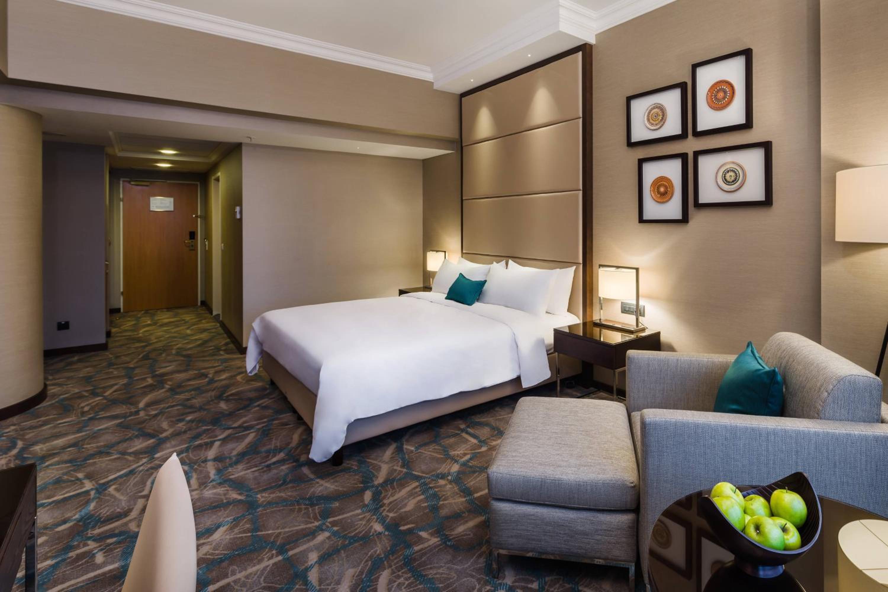 Deluxe Room with One King Bed - Photo 2