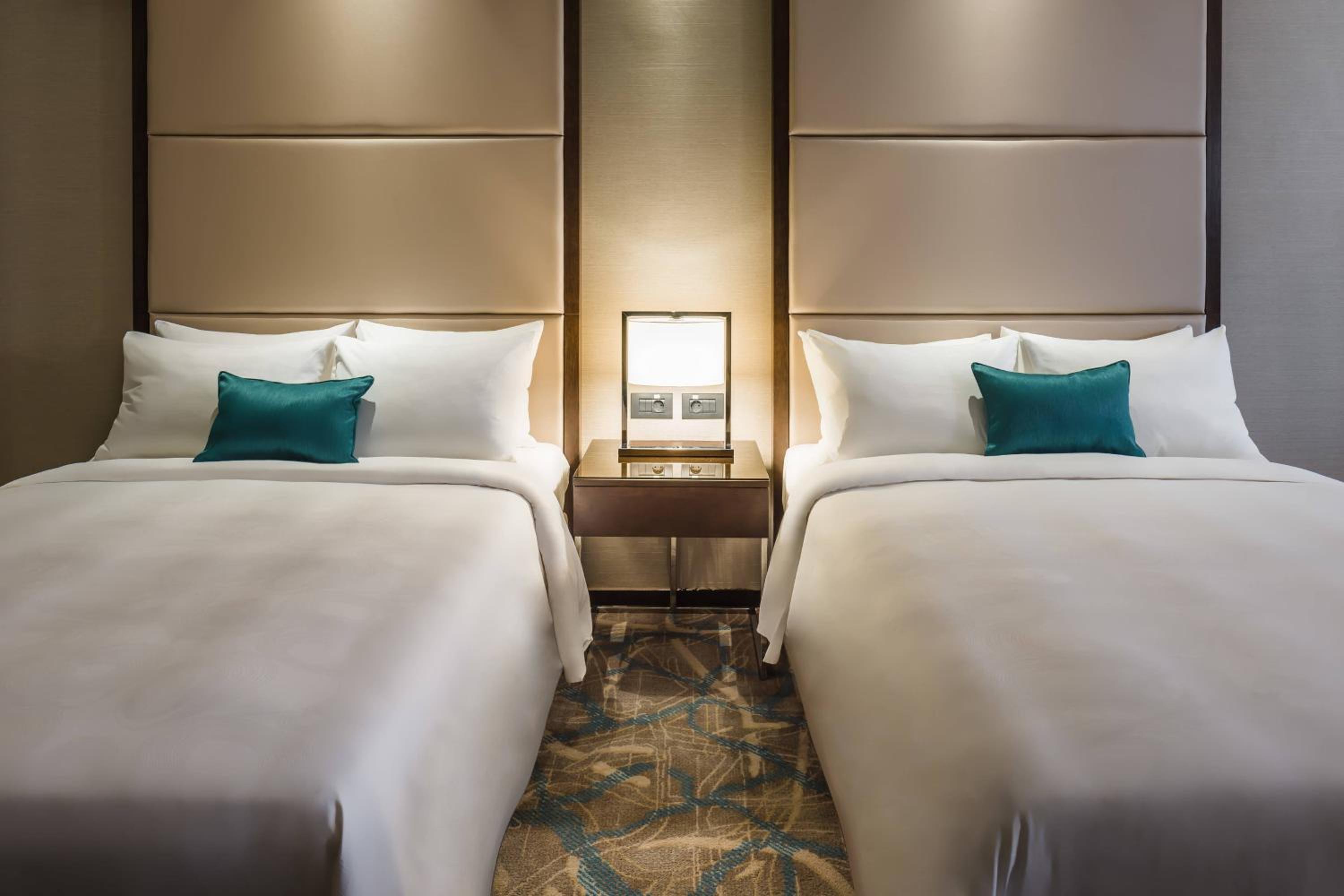 Executive Double Double with Access and Breakfast in Executive Lounge