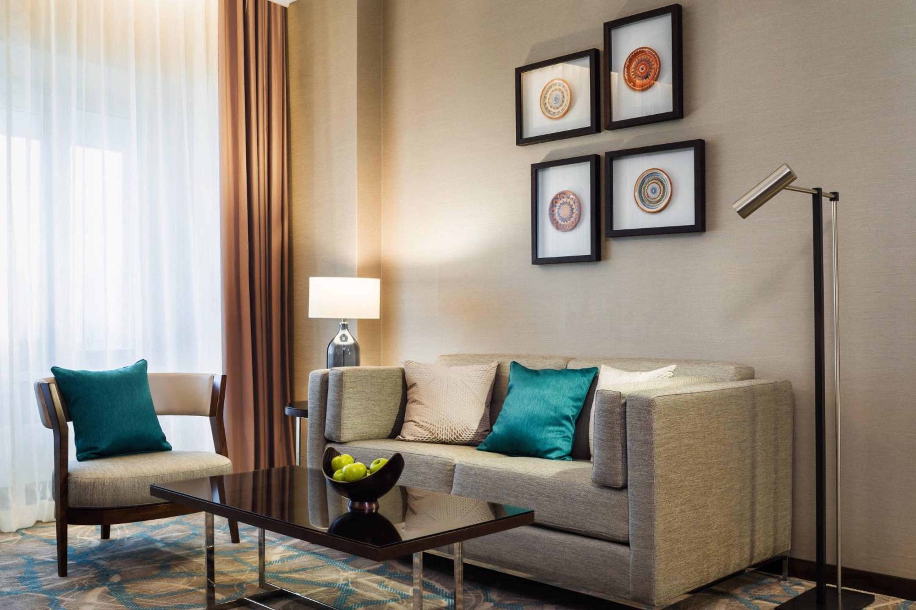 Grand Executive One King Bed with Access and Breakfast in Executive Lounge - Photo 2
