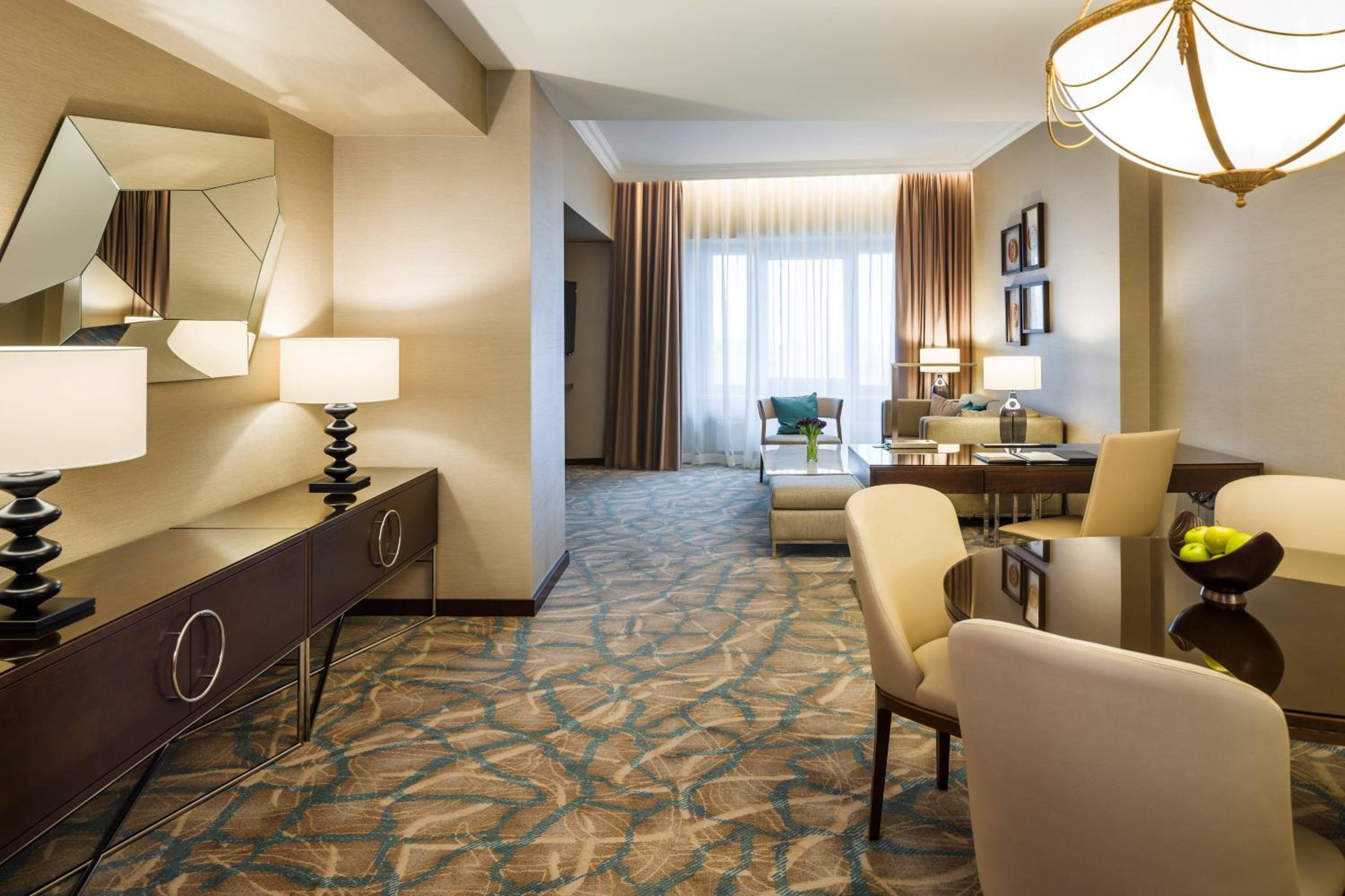 Business Suite with Access and Breakfast in Executive Lounge  - Photo 4