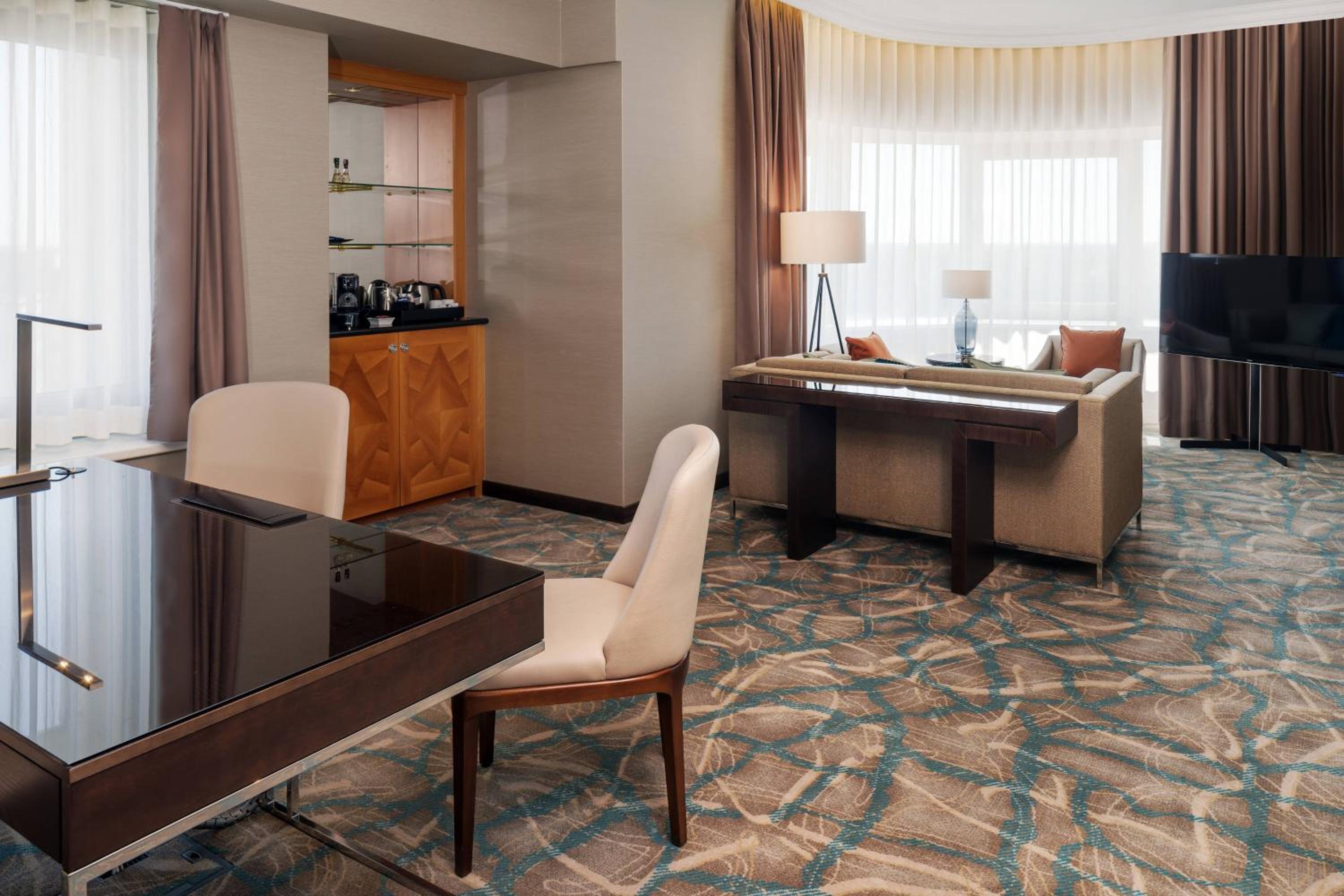 Senator Suite with Access and Breakfast in Executive Lounge - Photo 10