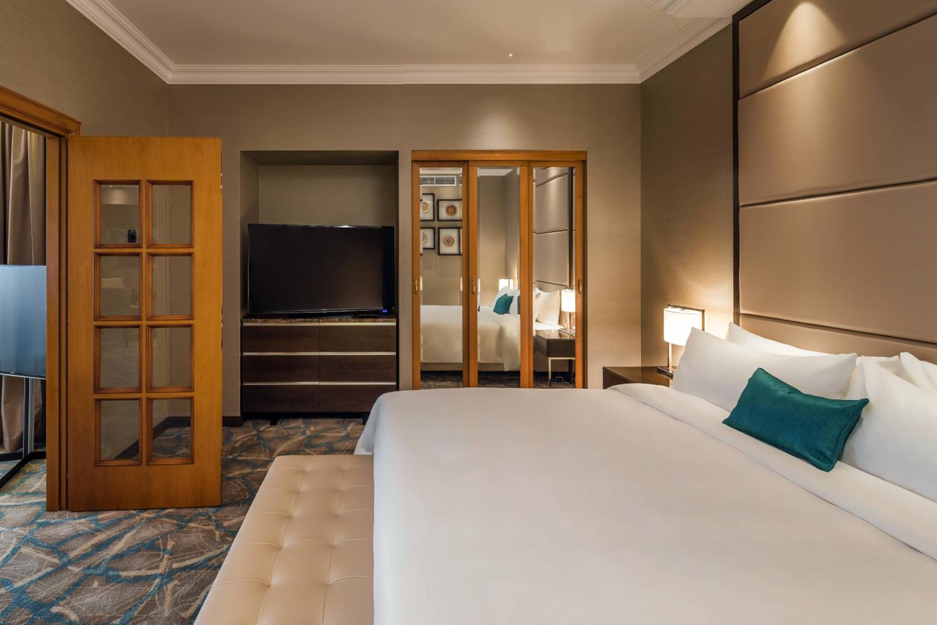 Two-Bedroom Family Suite with Access and Breakfast in  Executive Lounge - Photo 16