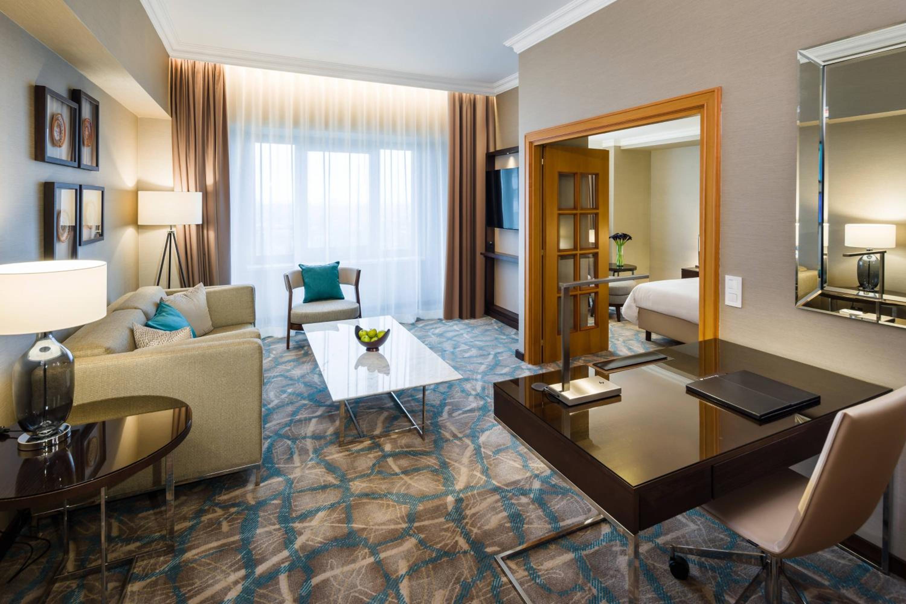Executive Suite with Access and Breakfast in Executive Lounge - Photo 8