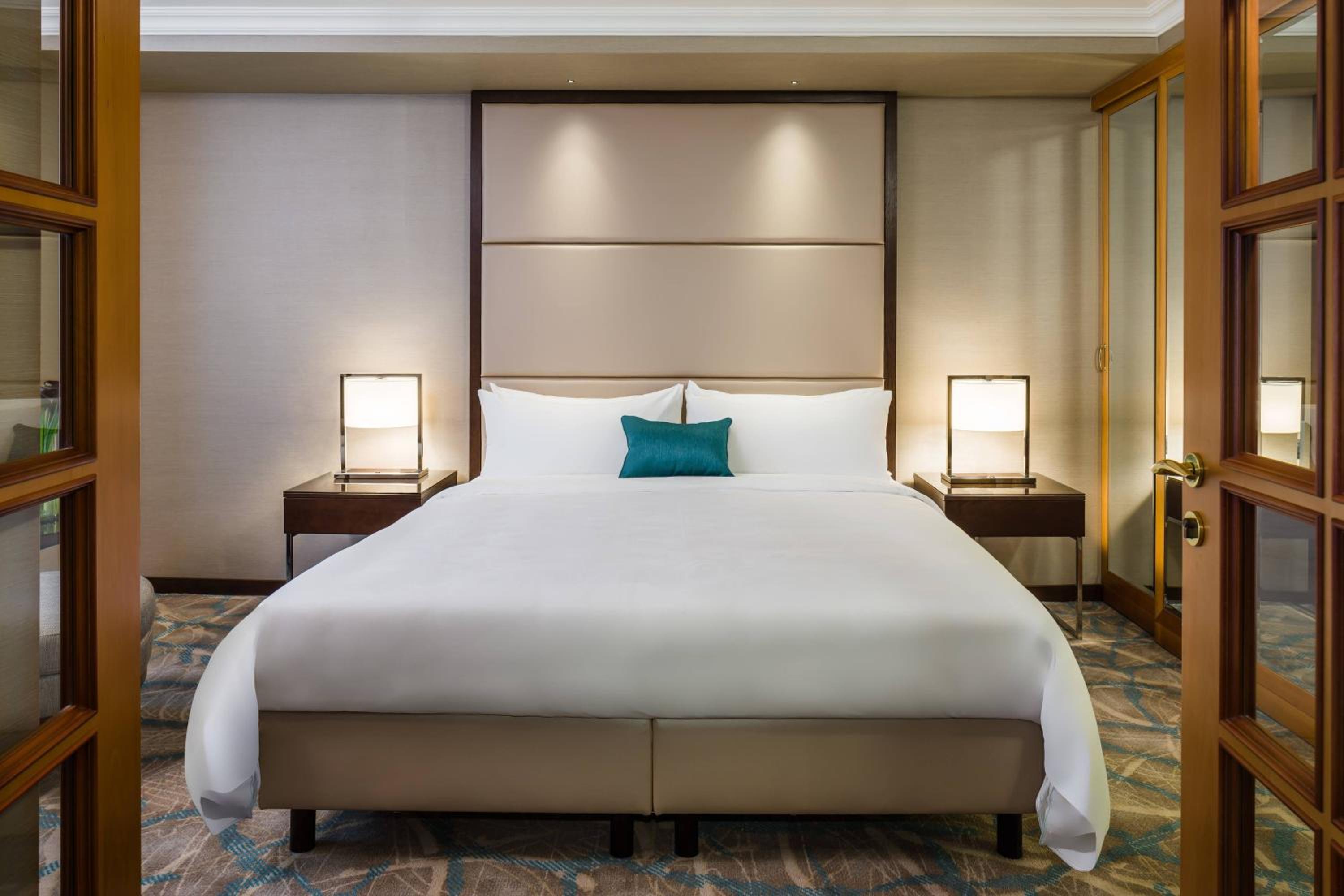 Executive Suite with Access and Breakfast in Executive Lounge - Photo 1