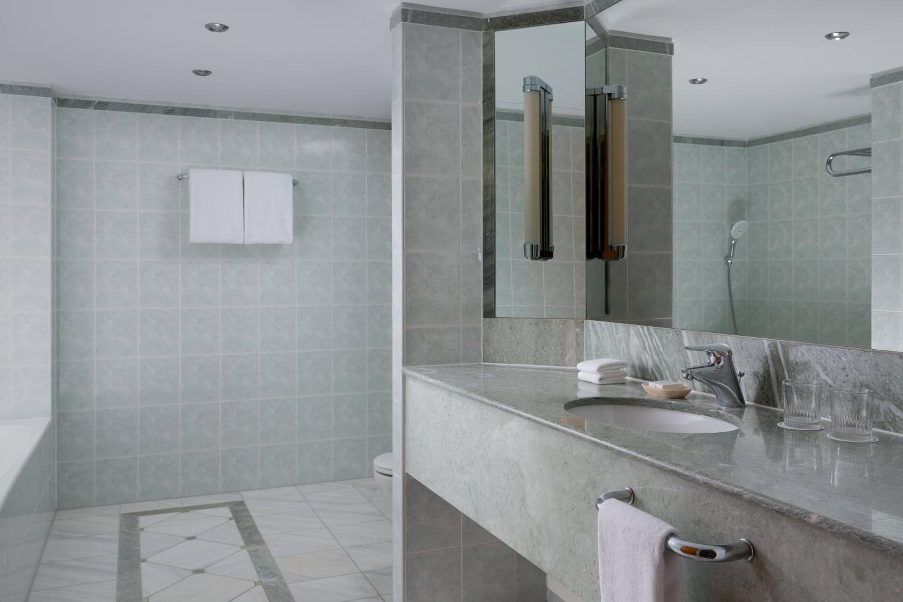 Executive Suite with Access and Breakfast in Executive Lounge - Photo 9