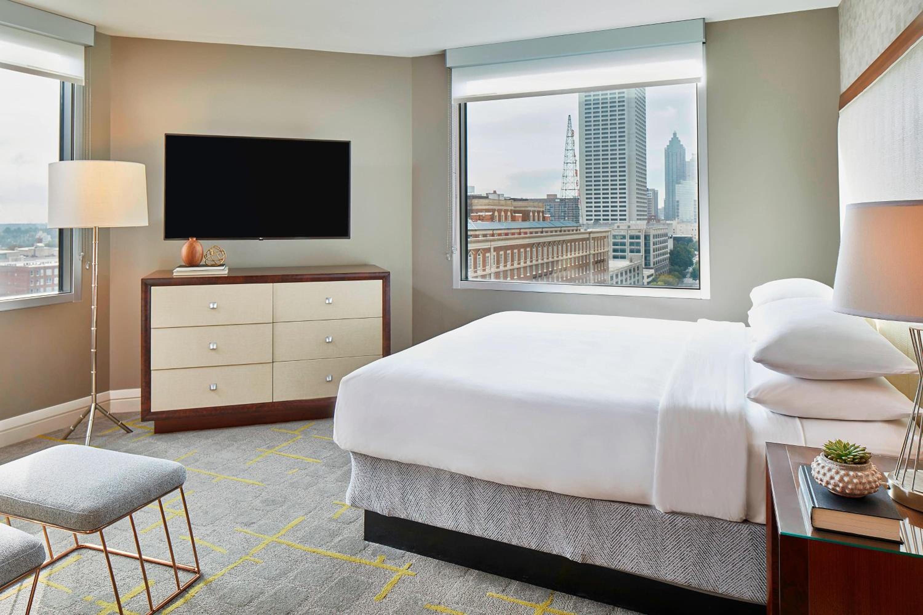 Executive King Suite - Non-Smoking - Photo 7