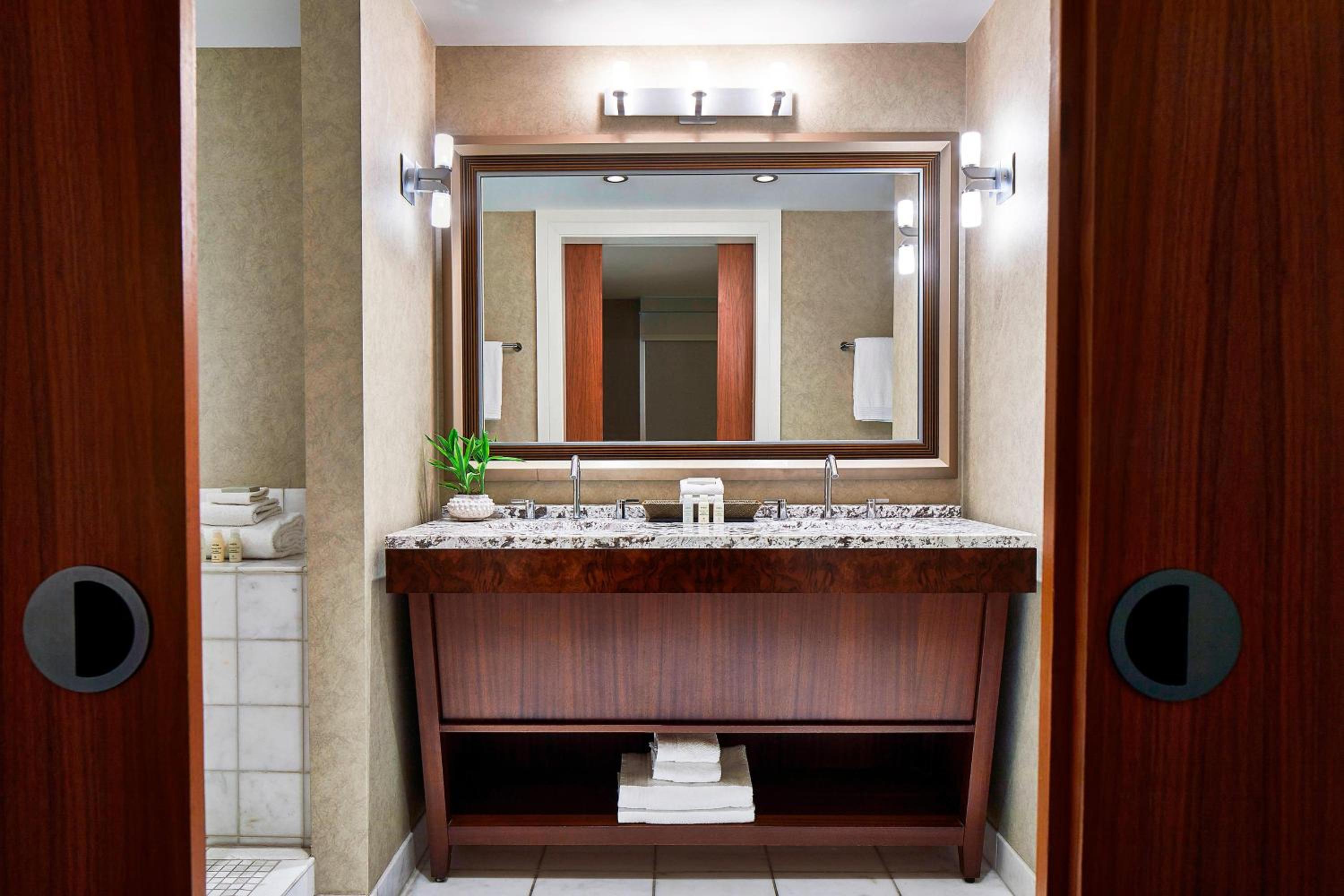Executive King Suite - Non-Smoking - Photo 8