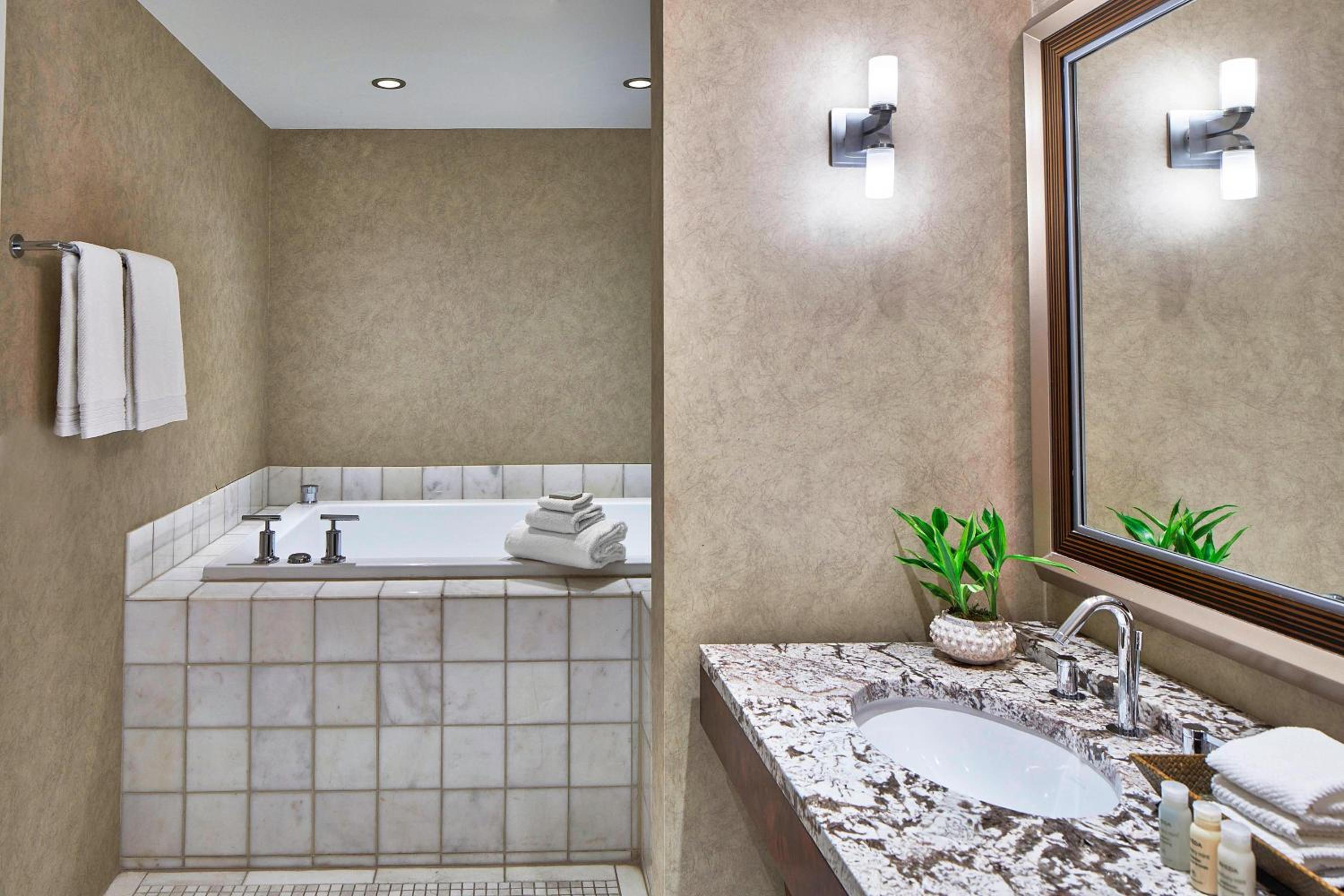 Executive King Suite - Non-Smoking - Photo 10