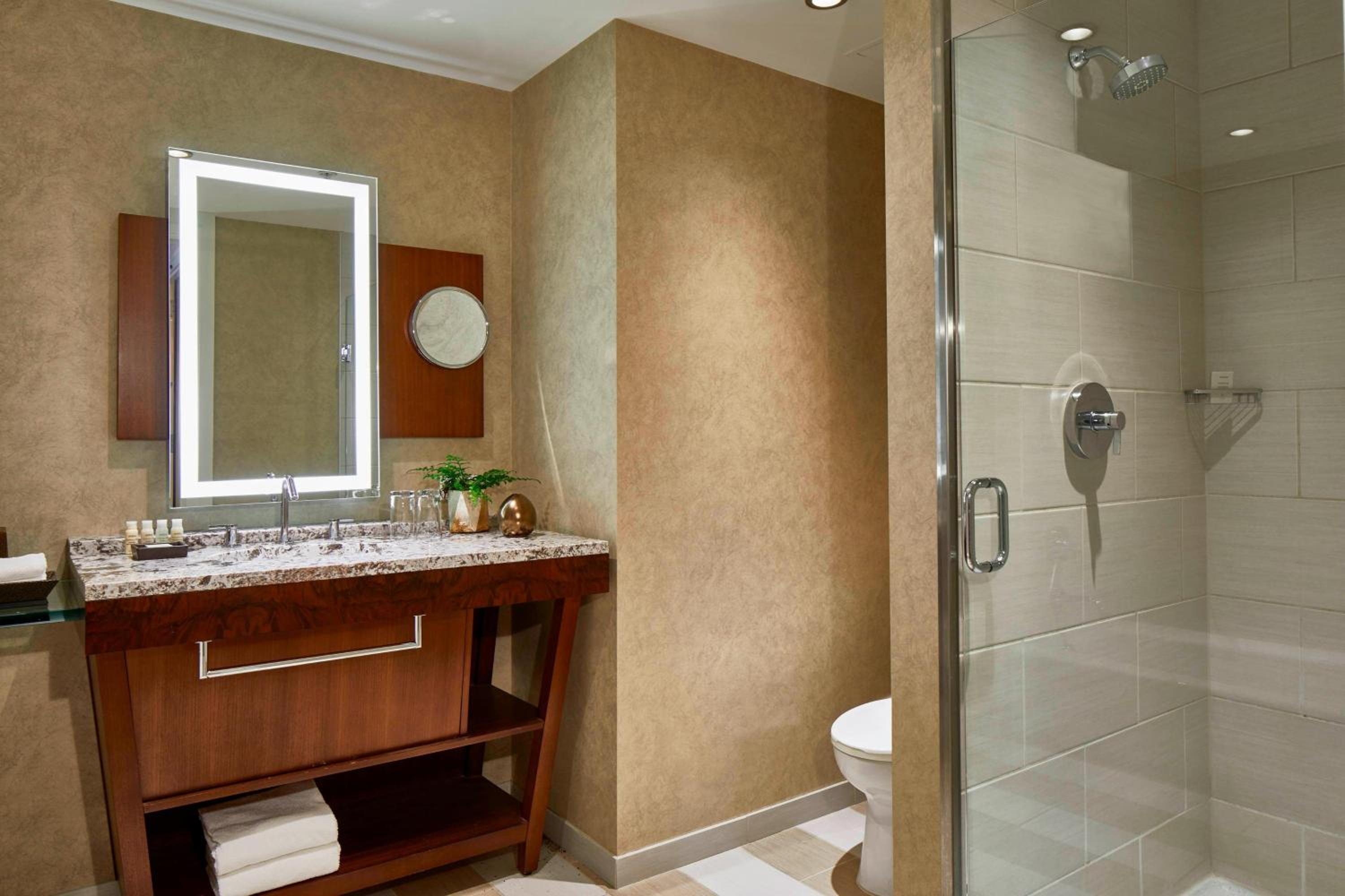 Deluxe King Room - Photo 2