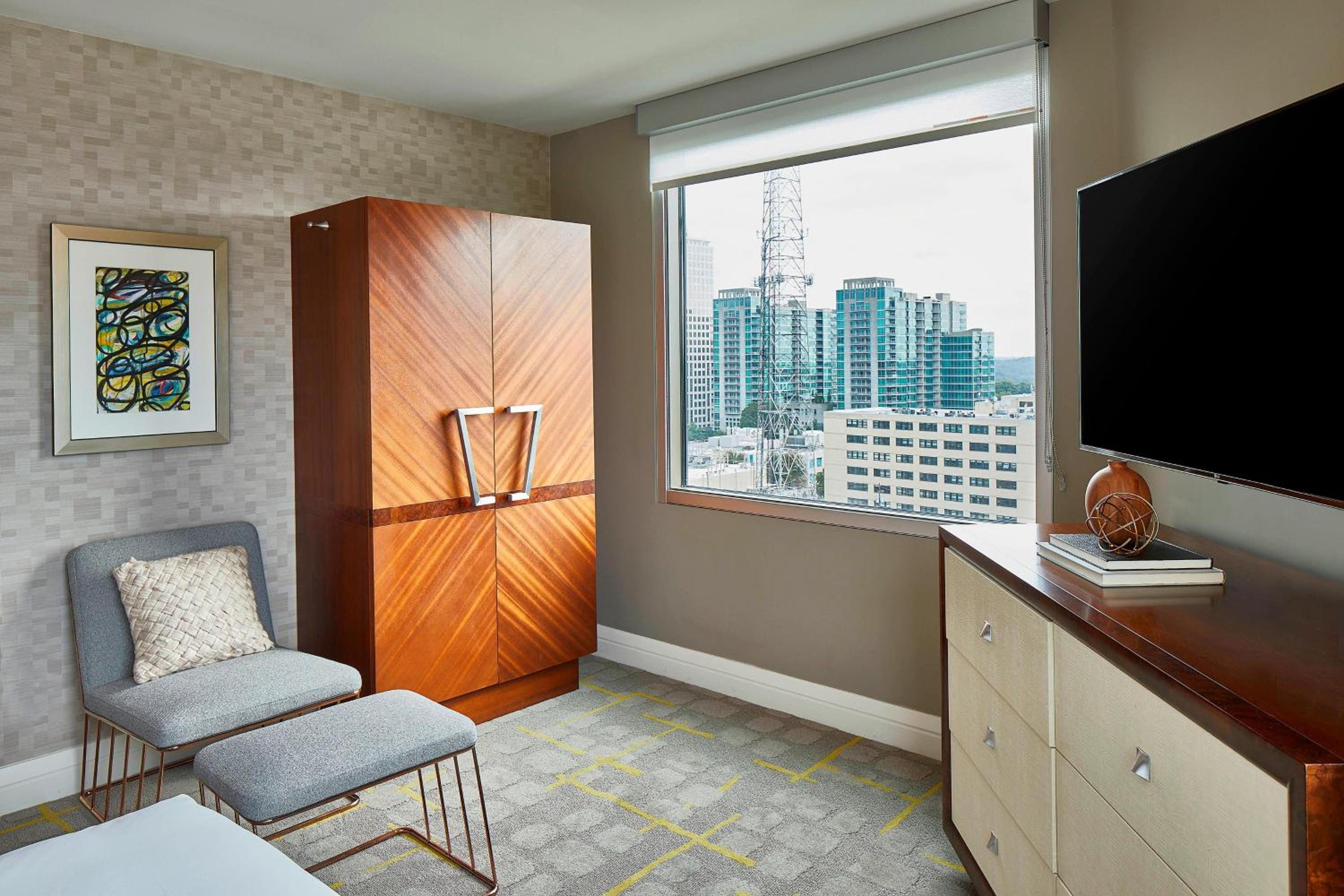 Executive King Suite - Non-Smoking - Photo 2