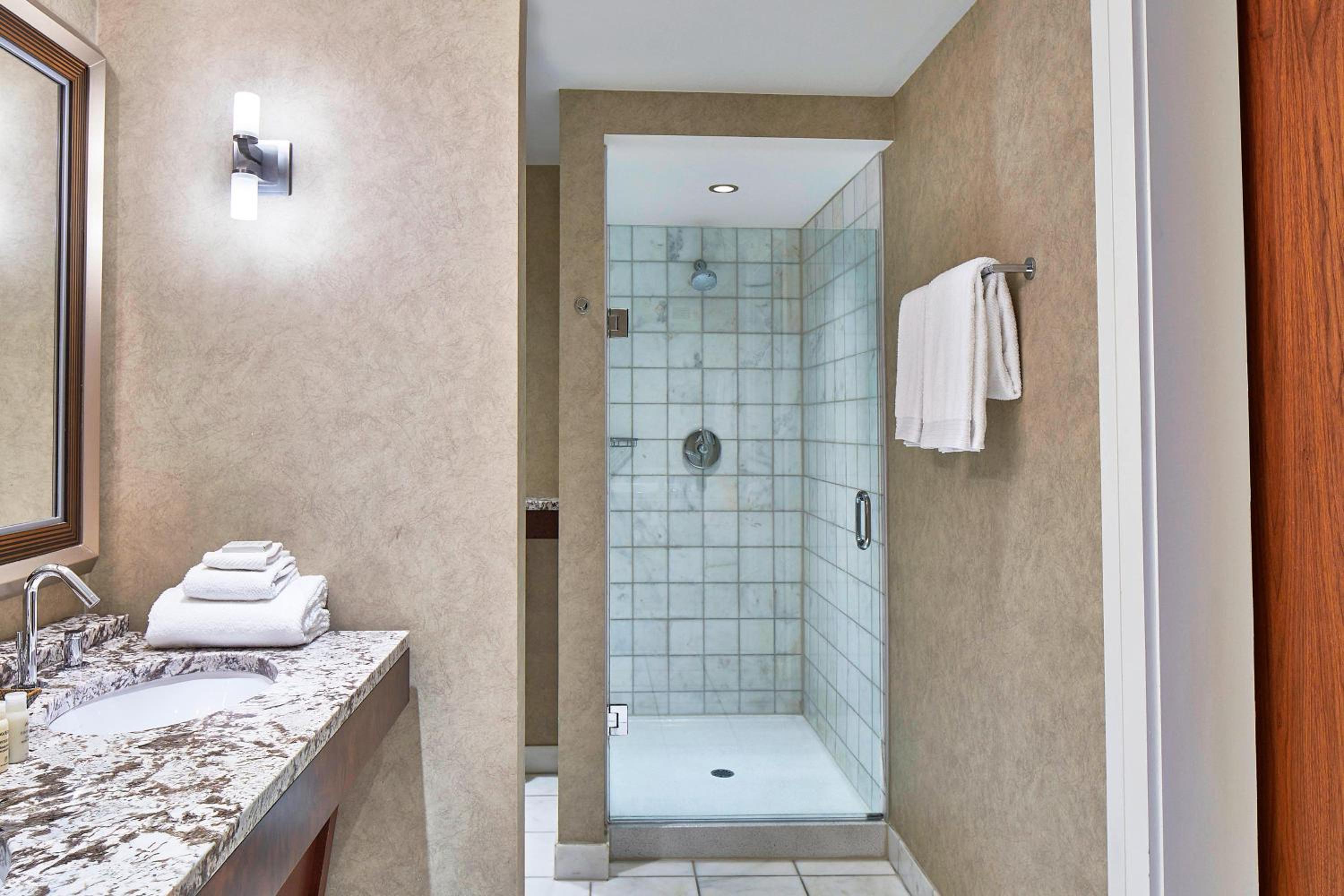 Executive King Suite - Non-Smoking - Photo 9