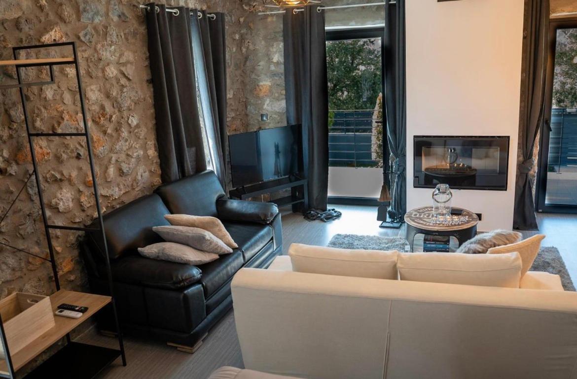 Apartment with Mountain View