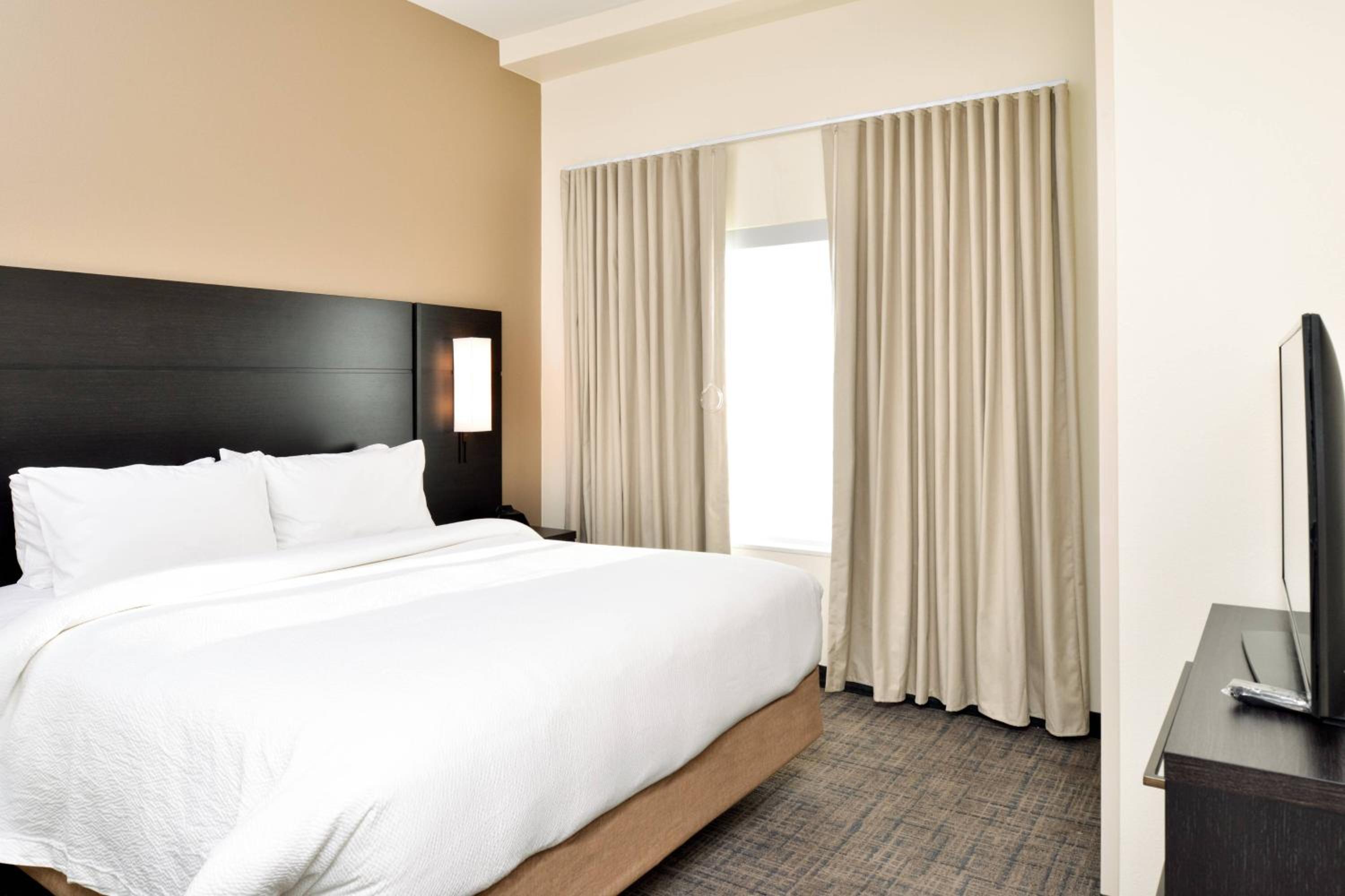 1 Bedroom Suite, 1 King, Sofa bed - Photo 3