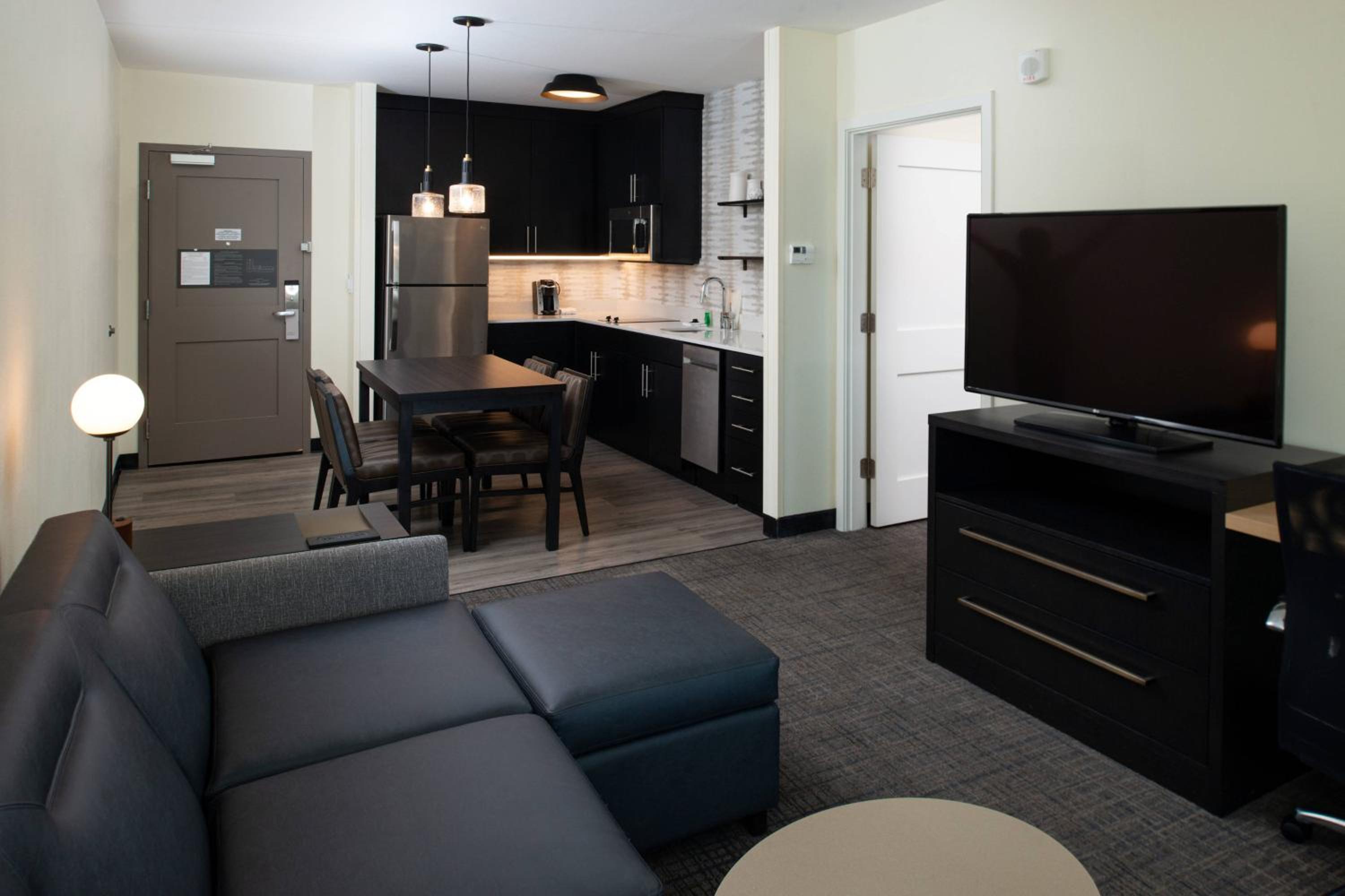 1 Bedroom Suite, 2 Queen, Sofa bed - Photo 1