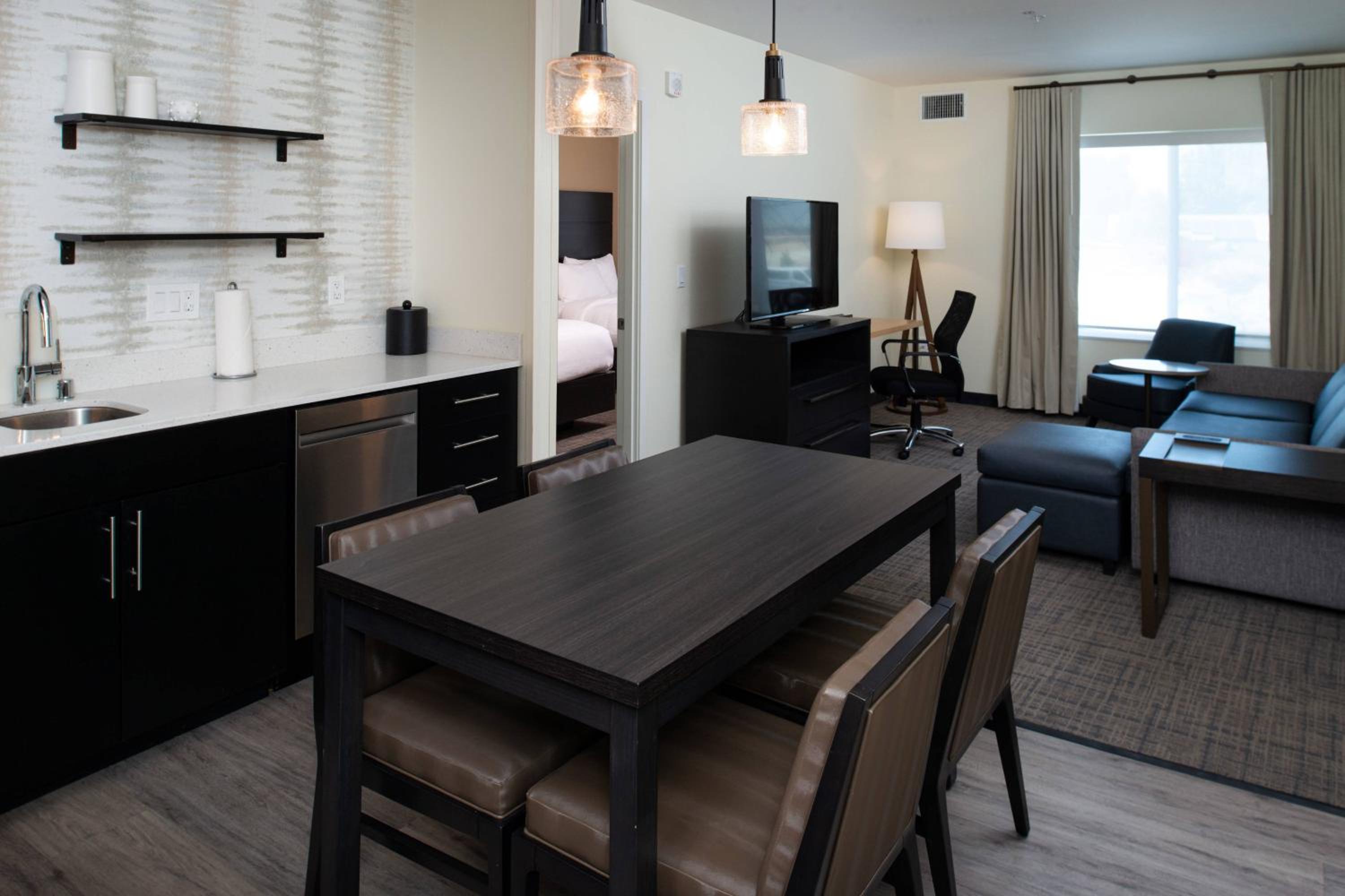 1 Bedroom Suite, 2 Queen, Sofa bed - Photo 2