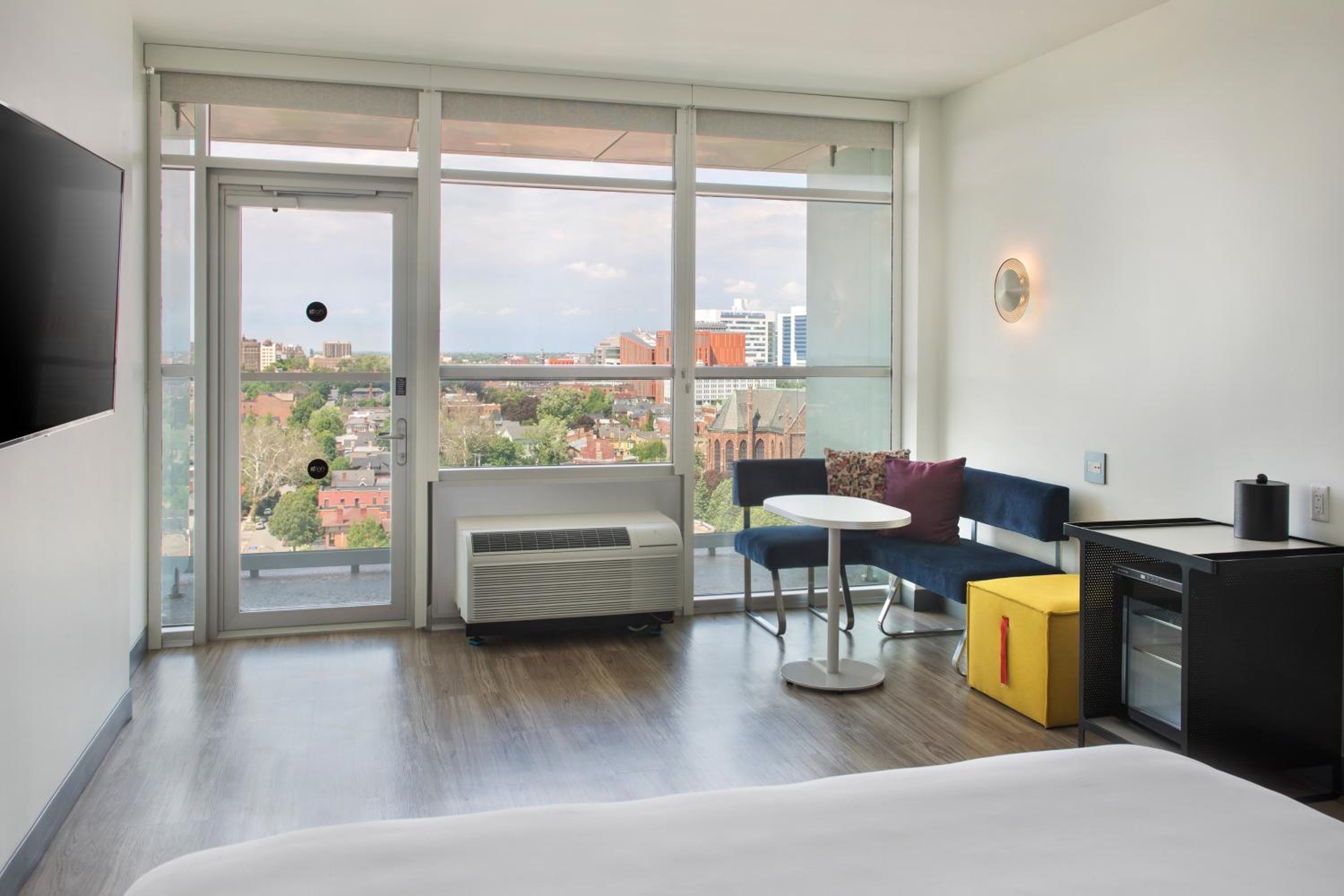 Aloft Balcony, Guest room, King, Balcony - Photo 1