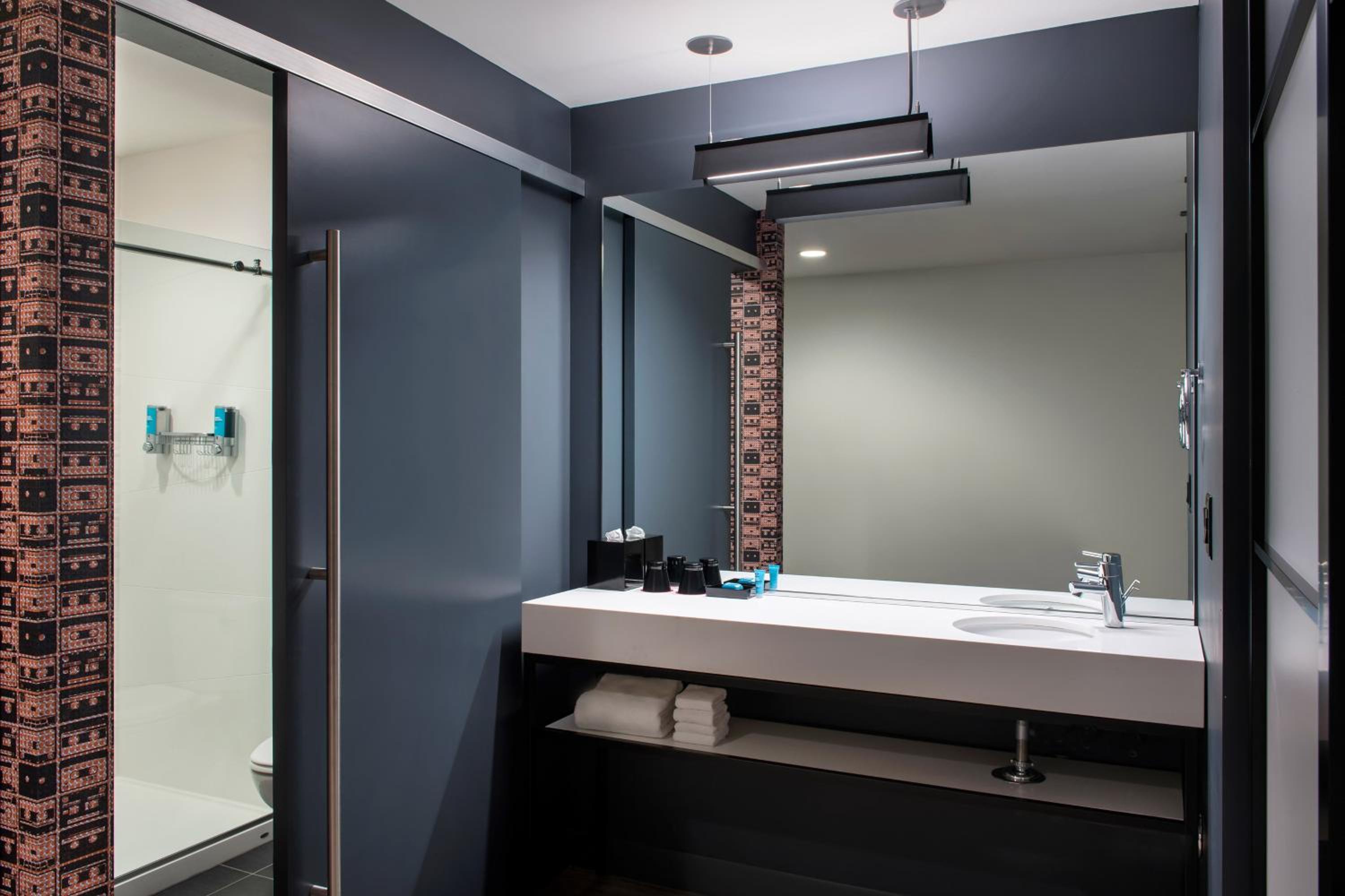 Aloft Corner View, Guest room, 1 King, Corner room - Photo 4