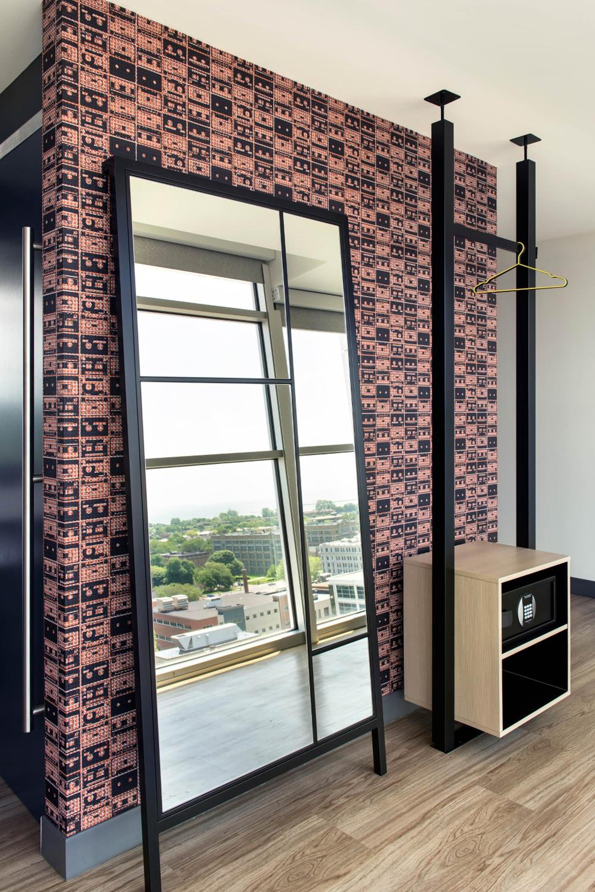 Aloft View, Guest room, 1 King - Photo 2