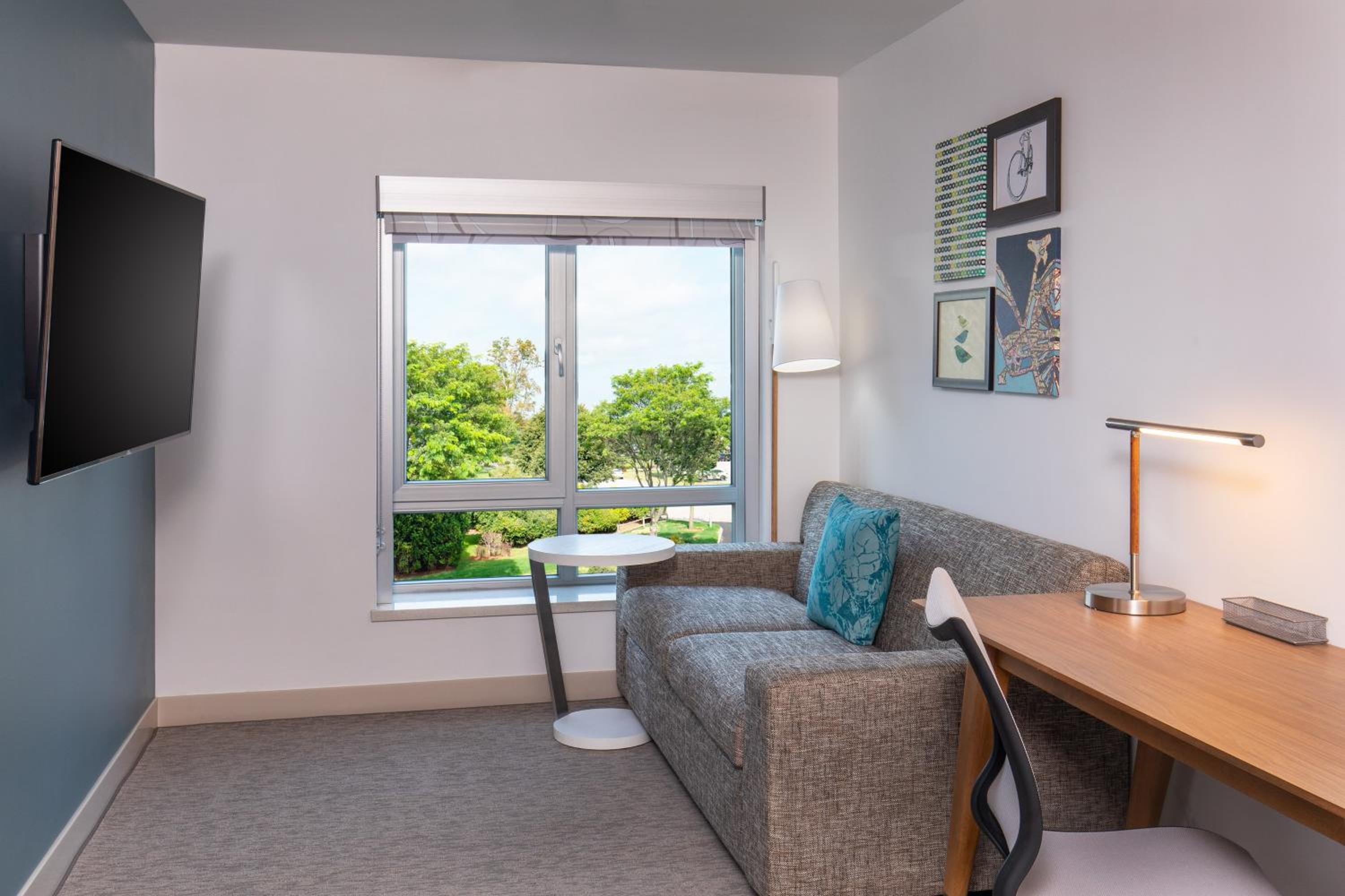 1 Bedroom Suite, 1 King, Sofa bed - Photo 1