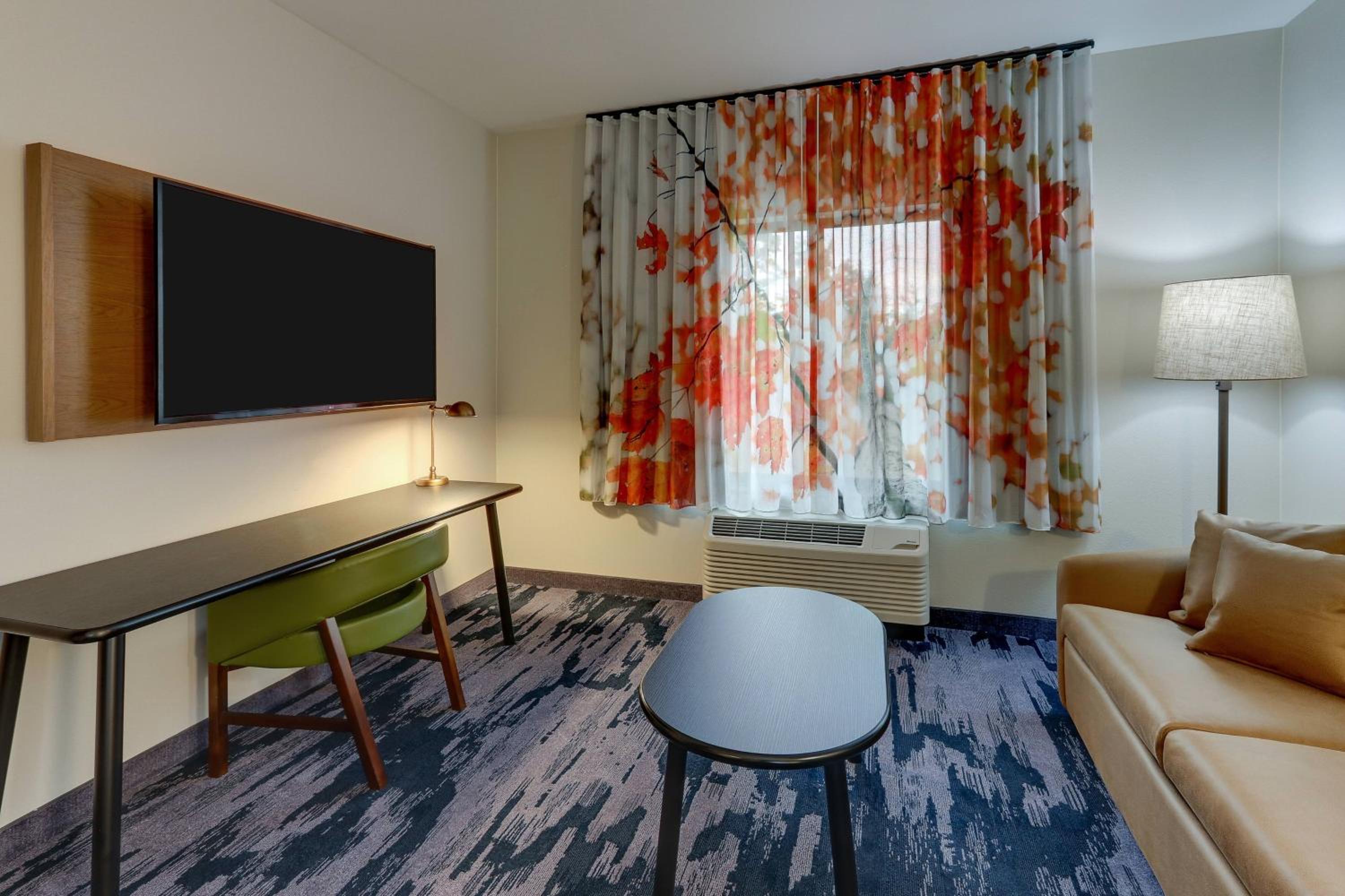 Executive King Suite with Sofa Bed - Photo 4
