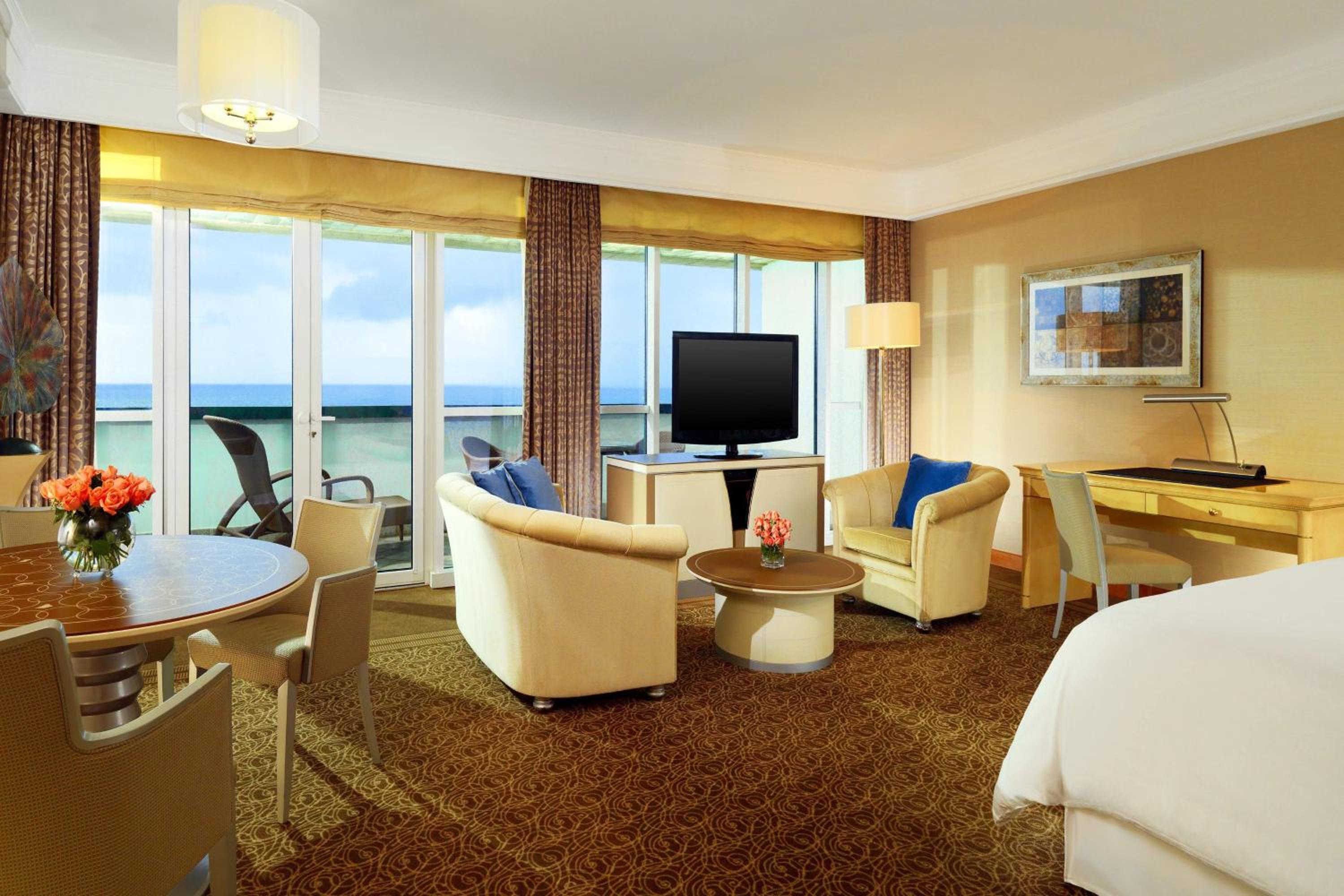 Junior Suite, 1 King, Balcony - Photo 4