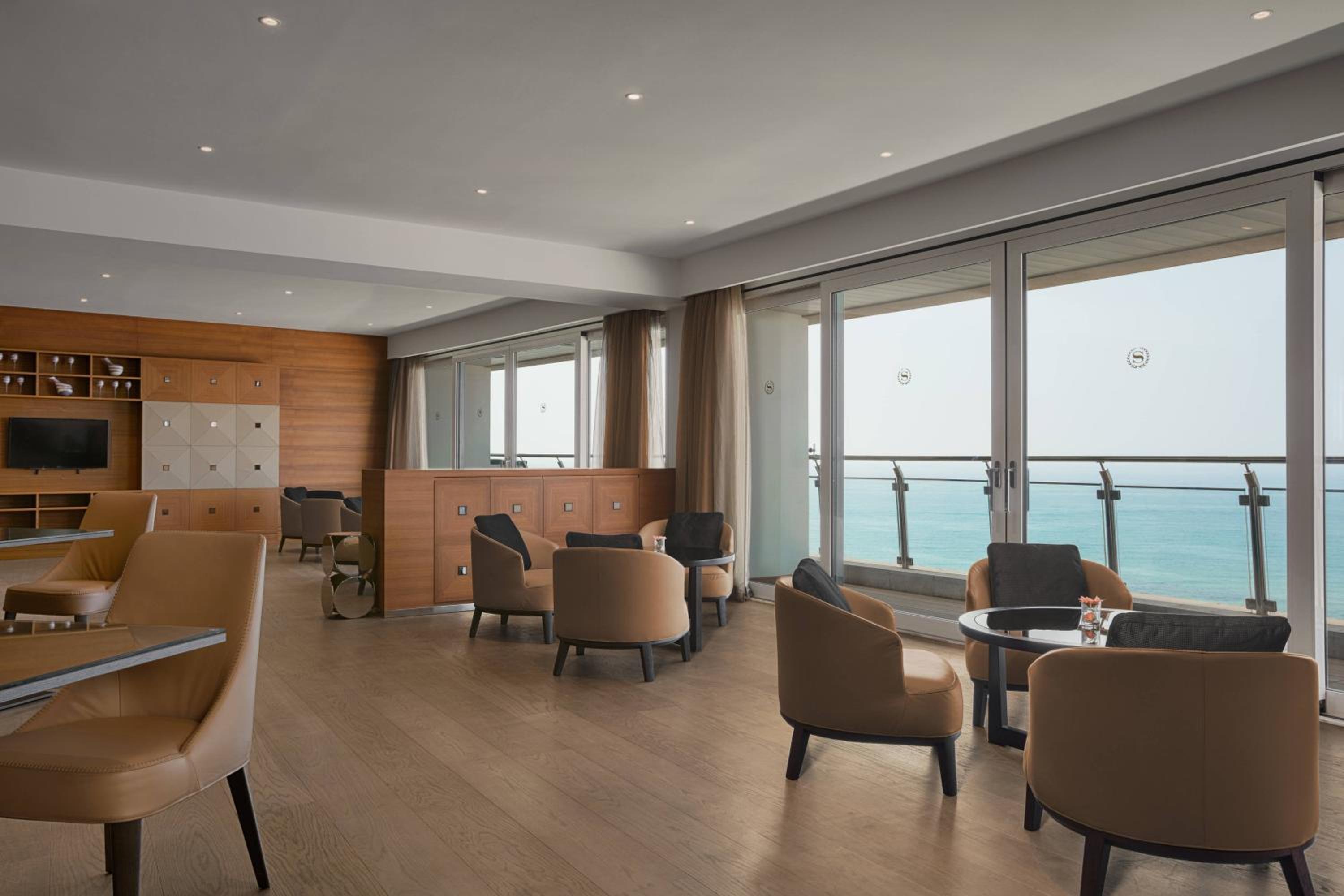 Diplomatic, Club lounge access, Suite, 1 King - Photo 3