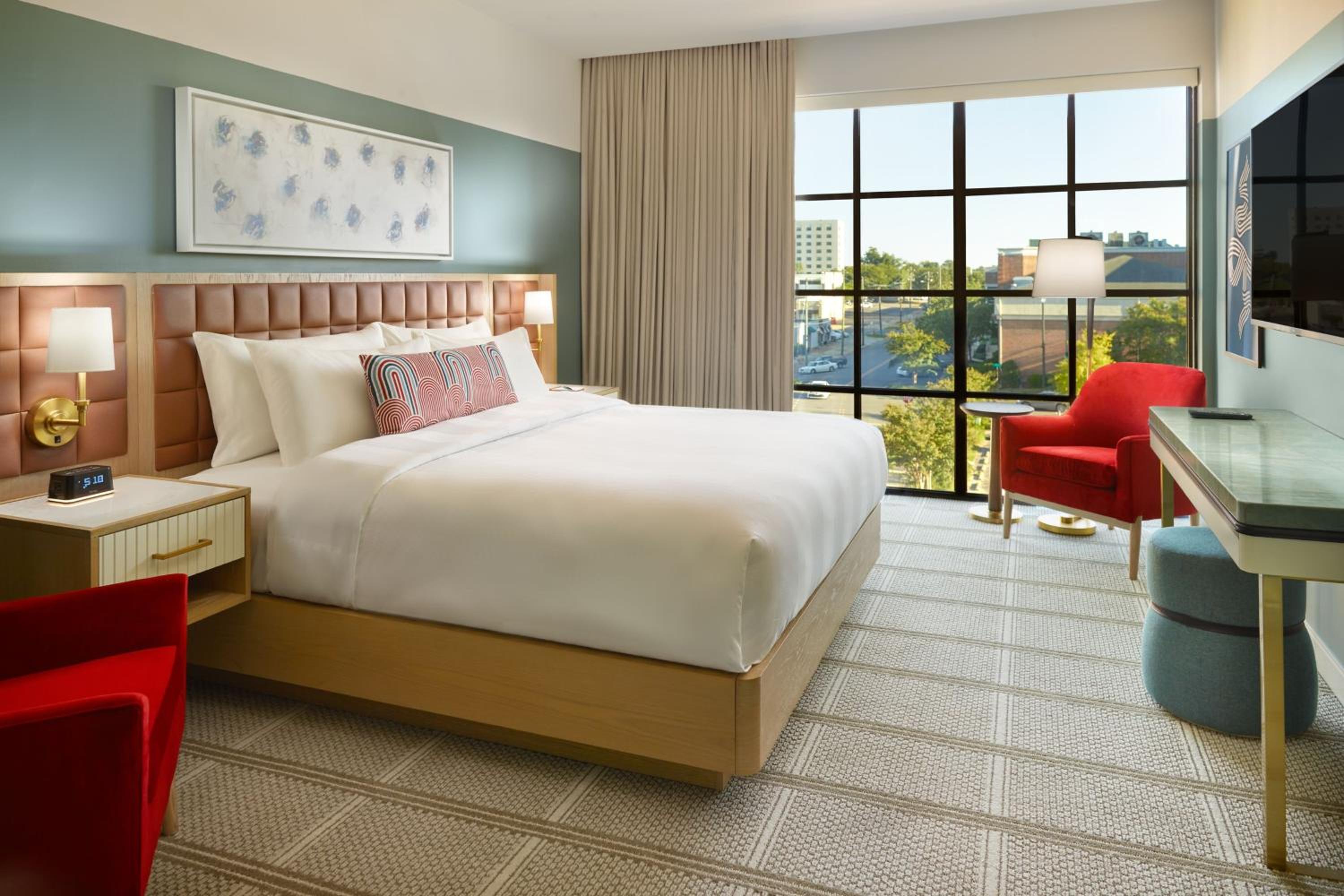 Deluxe King Room with City View - Photo 2