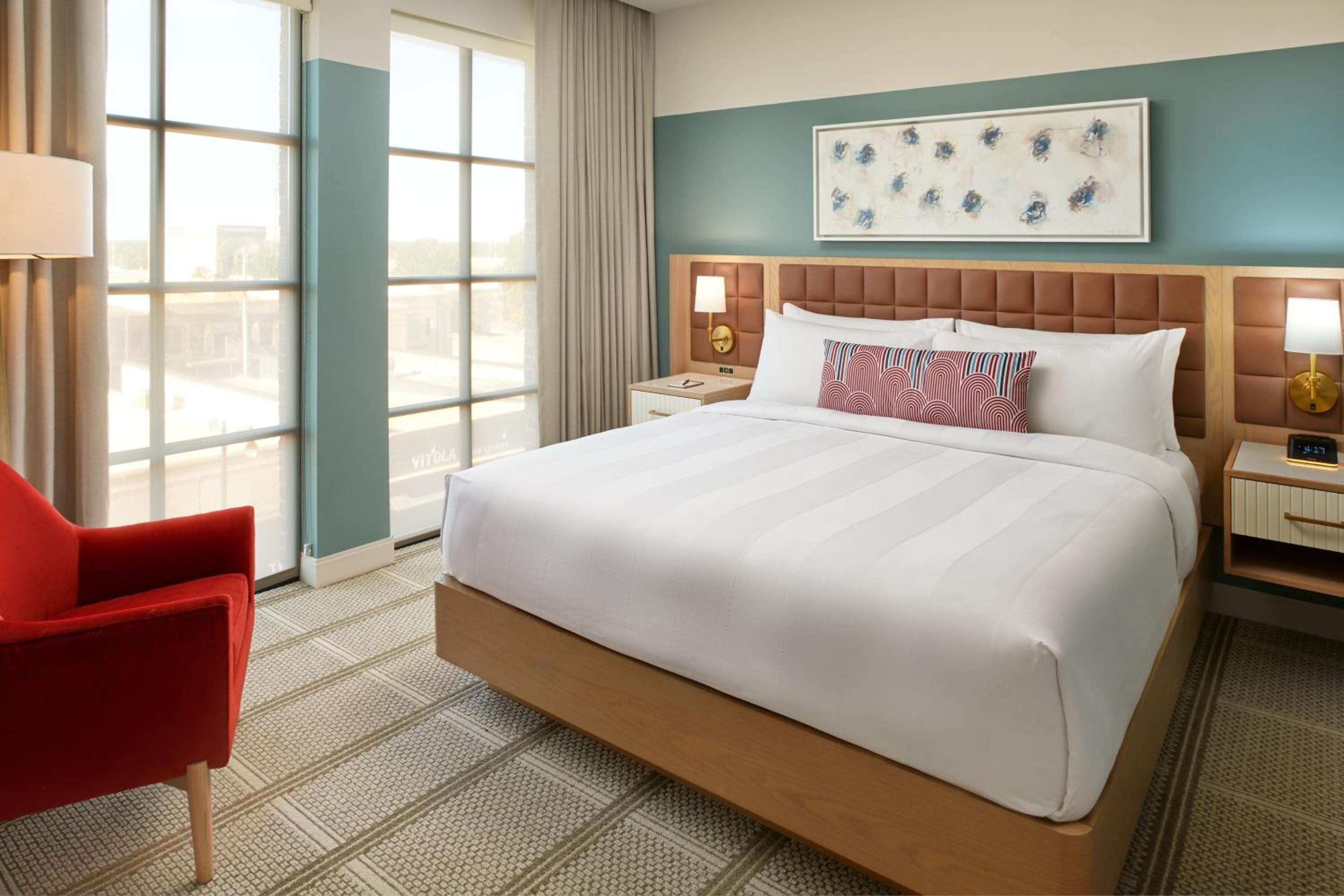 One-Bedroom King Suite with Sofa Bed and City View - Photo 4
