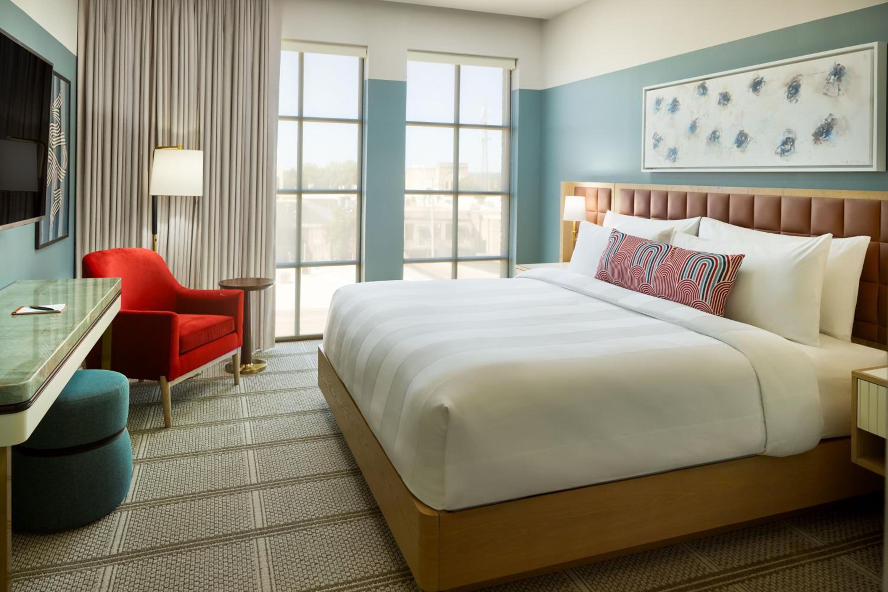 Standard King Room with City View - Photo 3