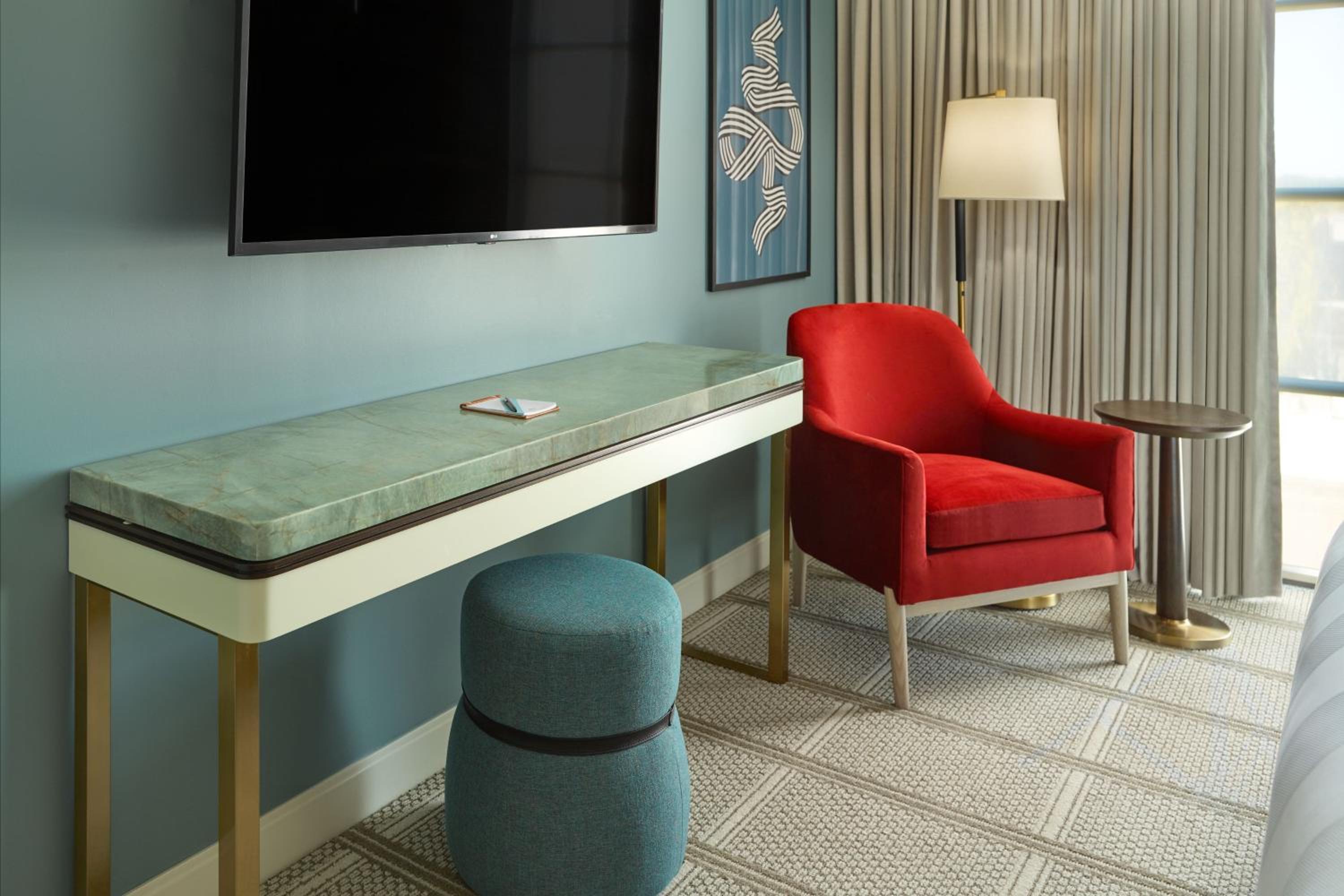 Deluxe King Room with City View - Photo 3