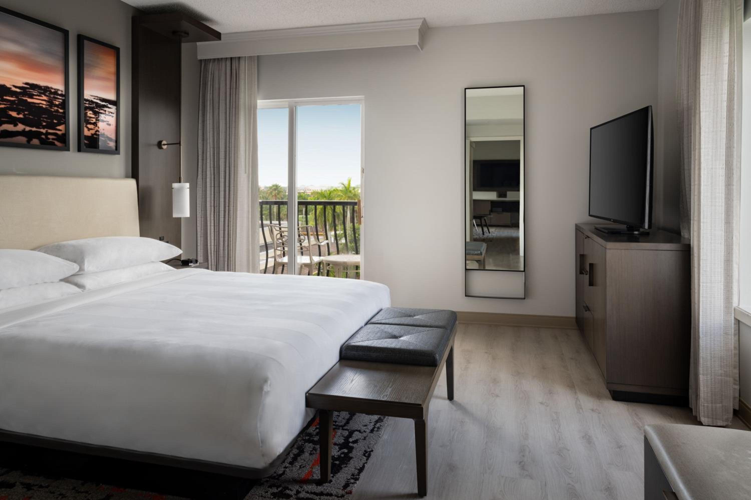 One-Bedroom Suite, 1 Bedroom Larger Suite, 1 King, Sofa bed - Photo 1
