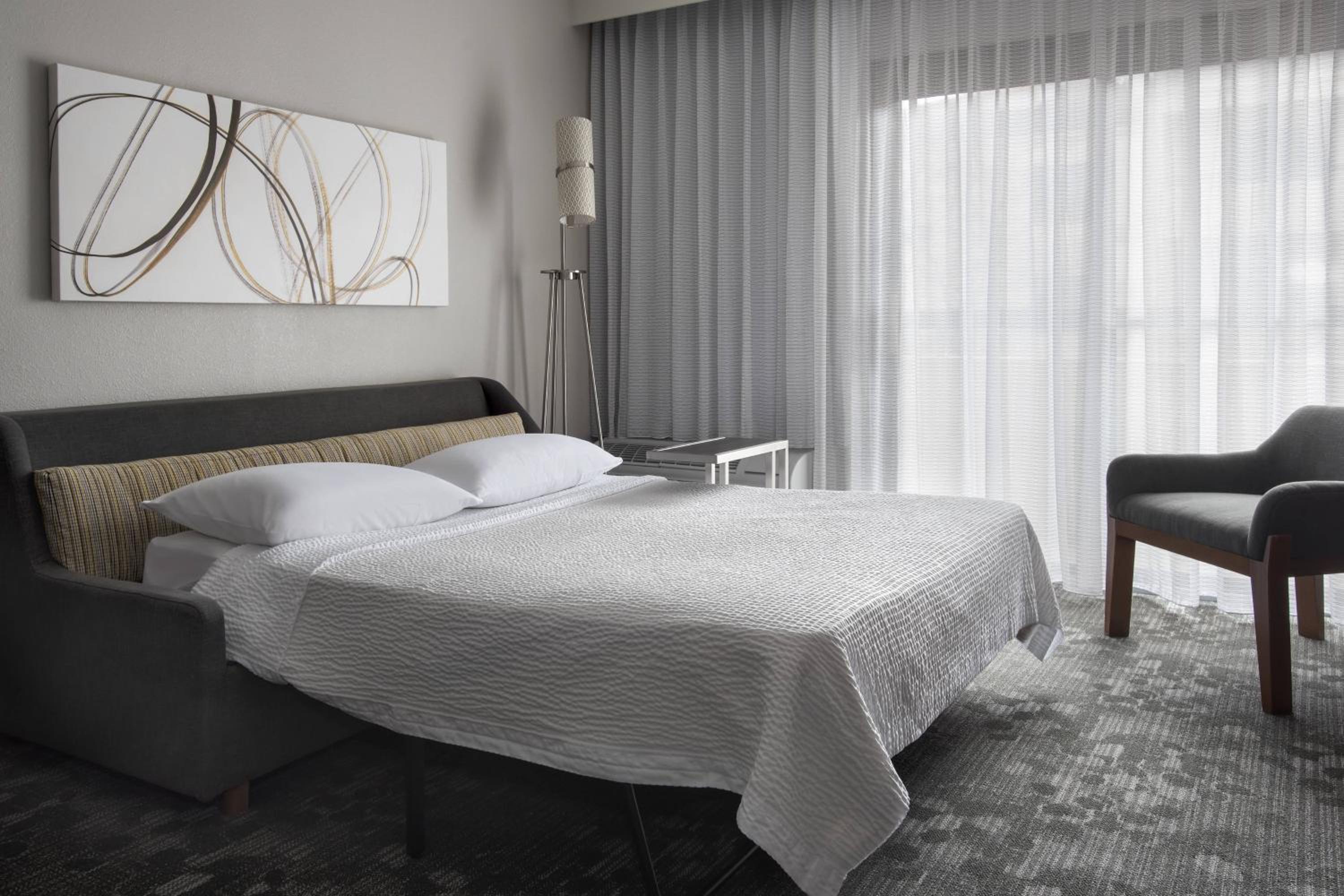 King Room with Sofa Bed - Photo 3