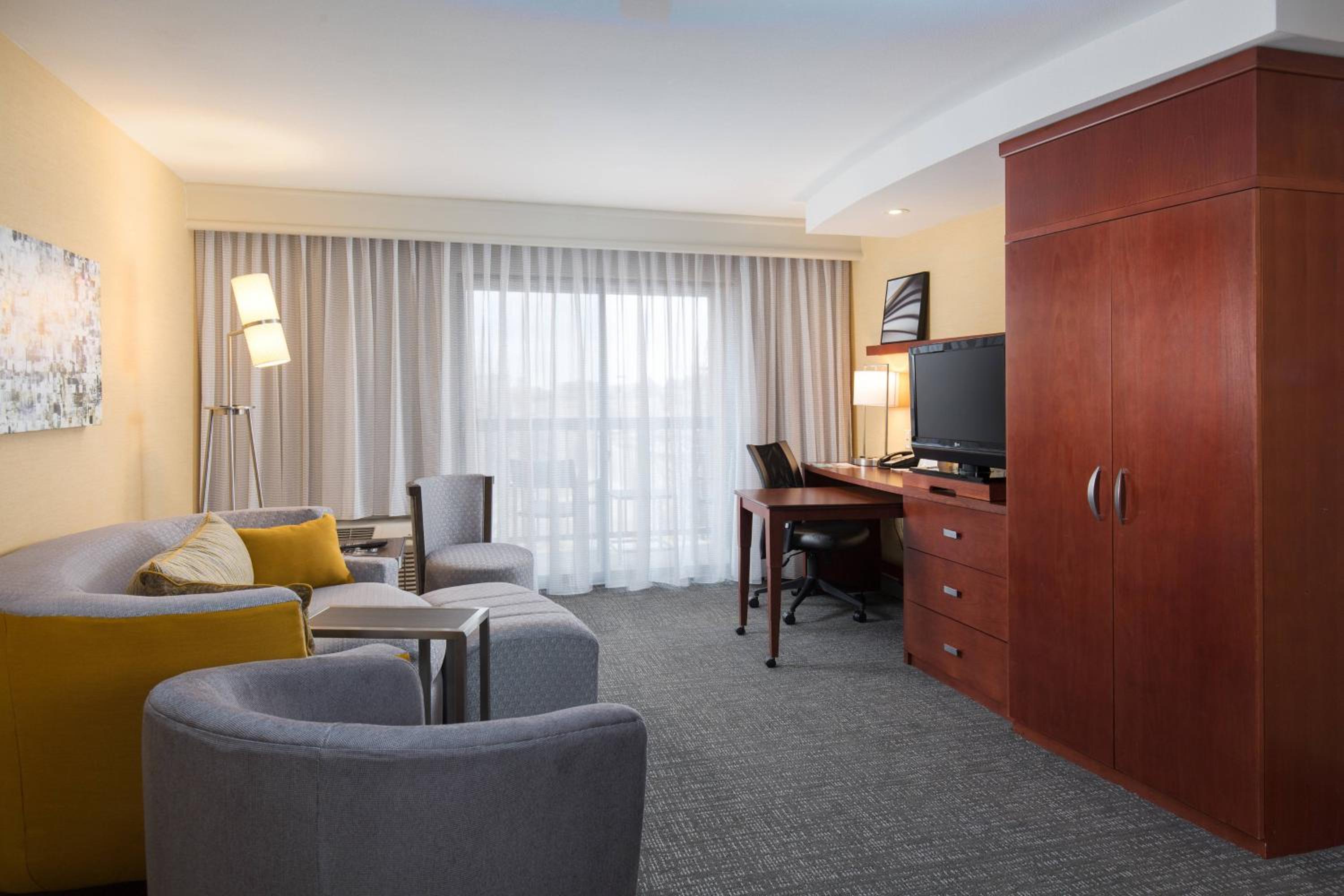 One-Bedroom King Suite - Photo 2