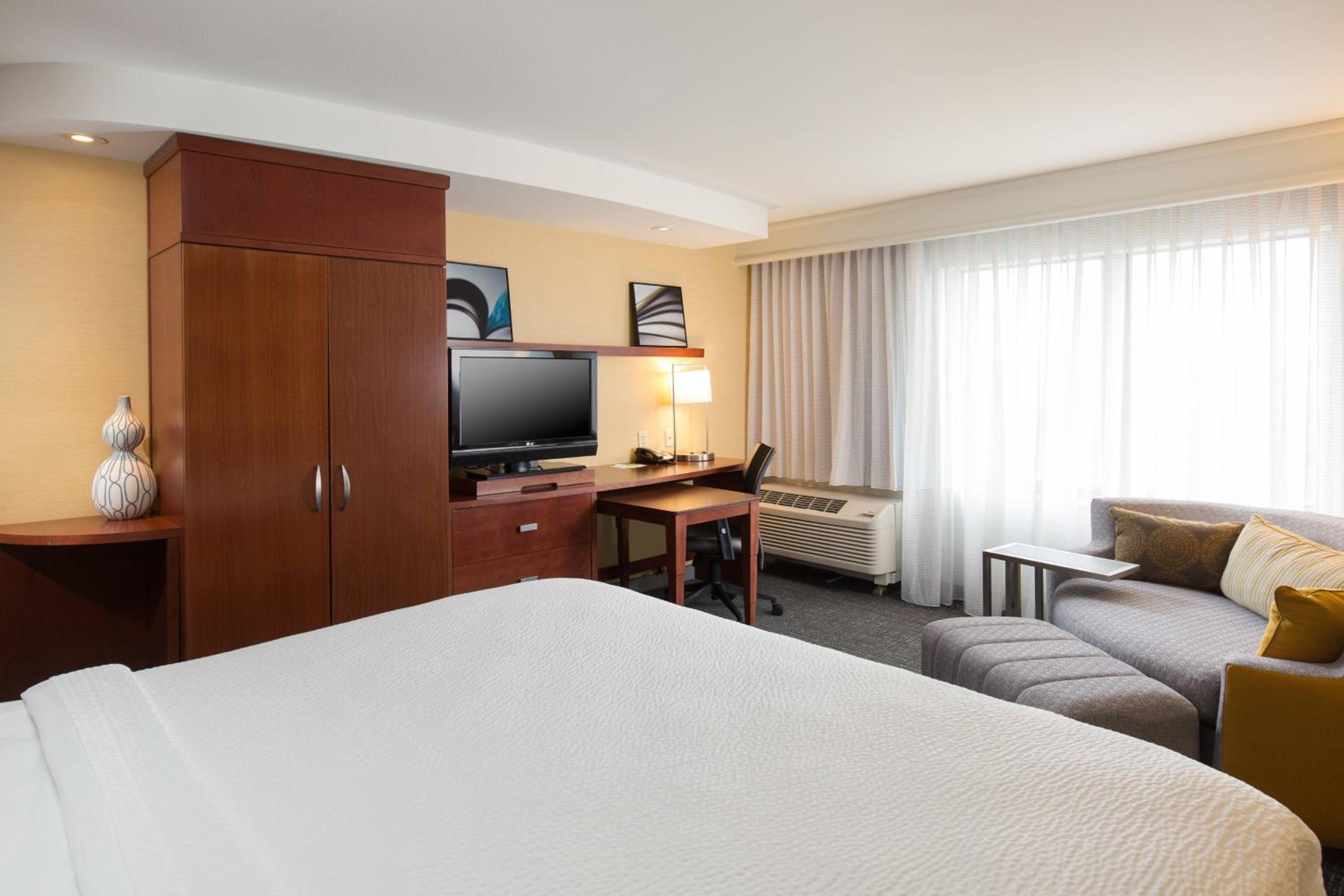 King Room with Sofa Bed - Photo 1