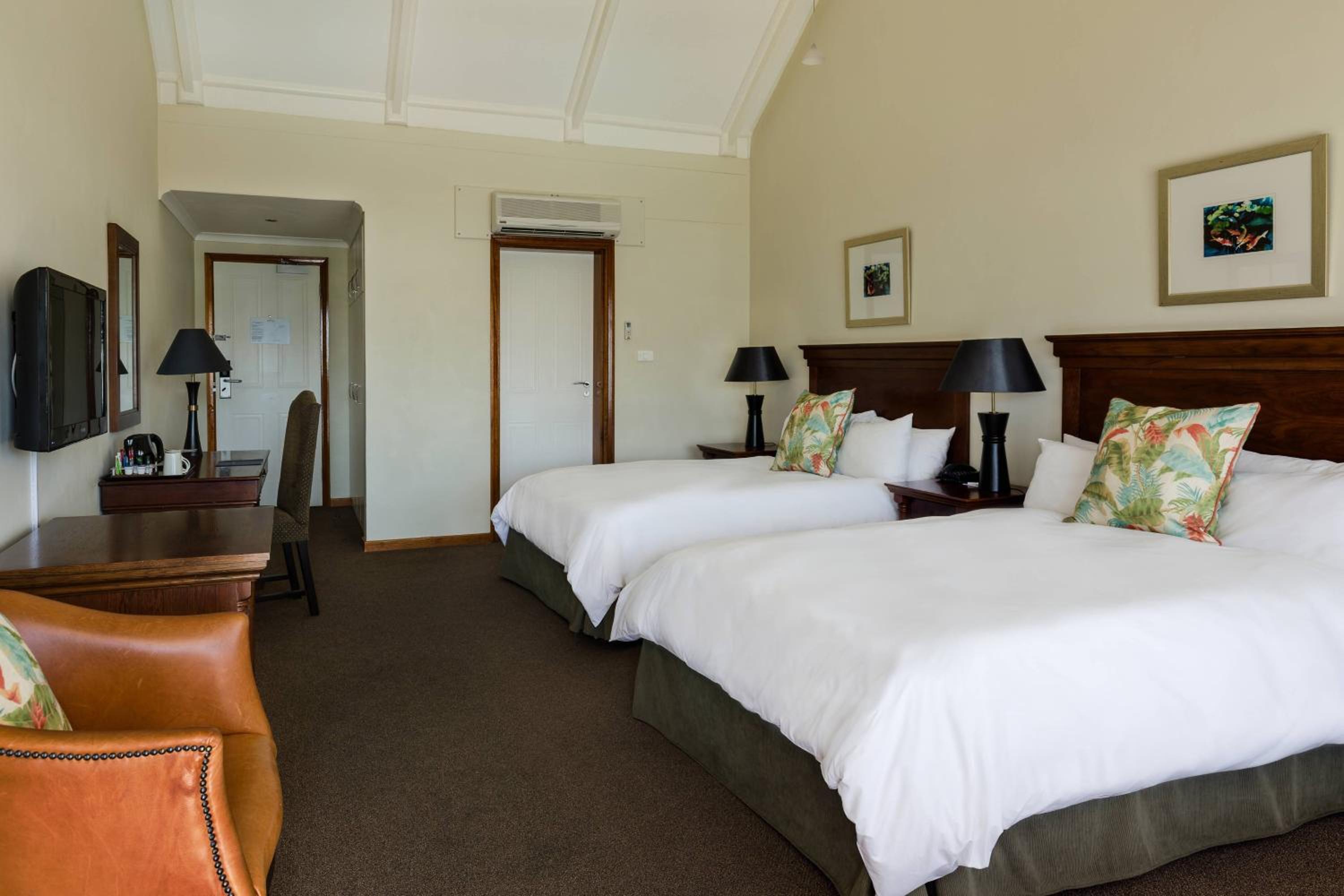 Deluxe Room - Photo 5