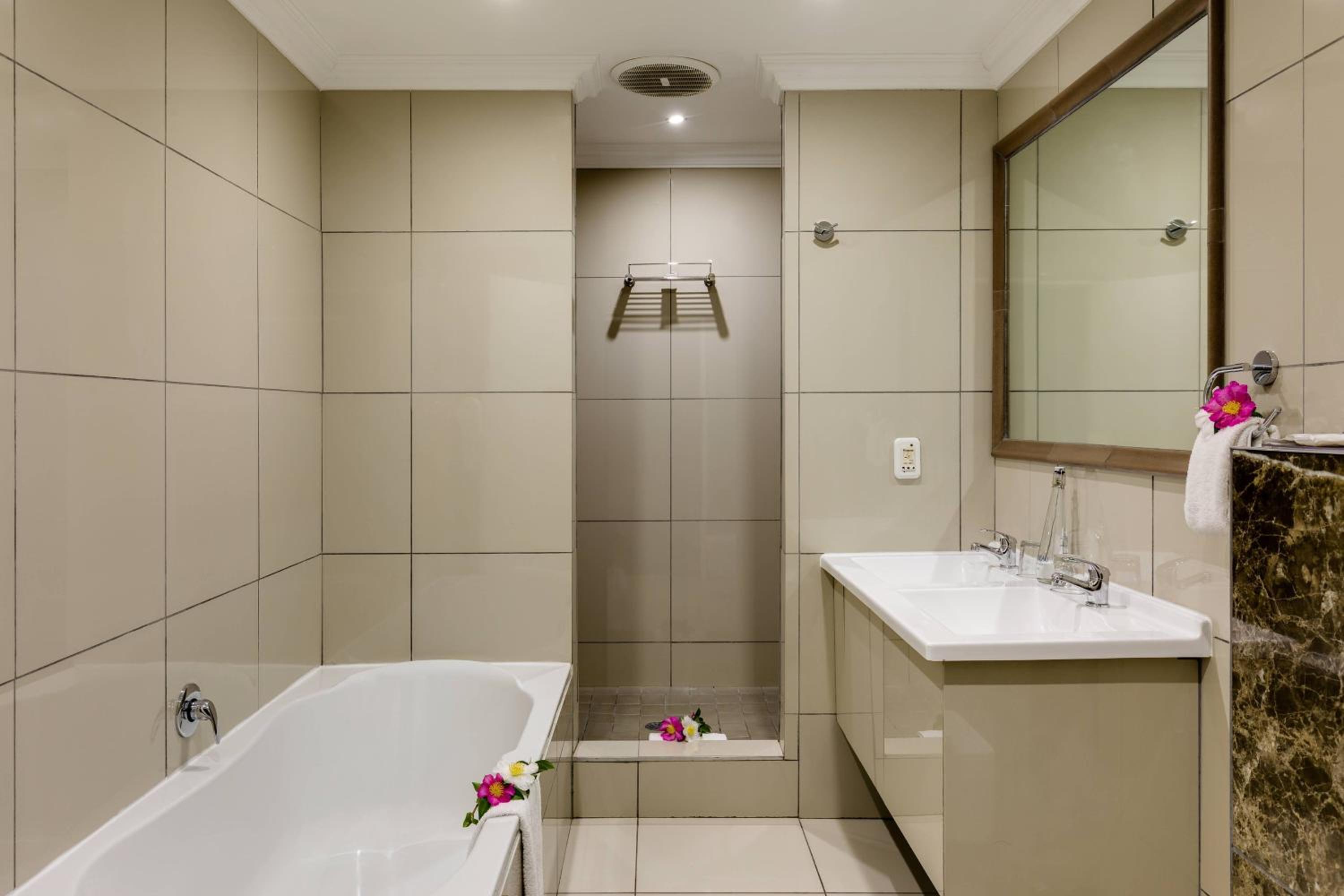 Suite - Photo 3