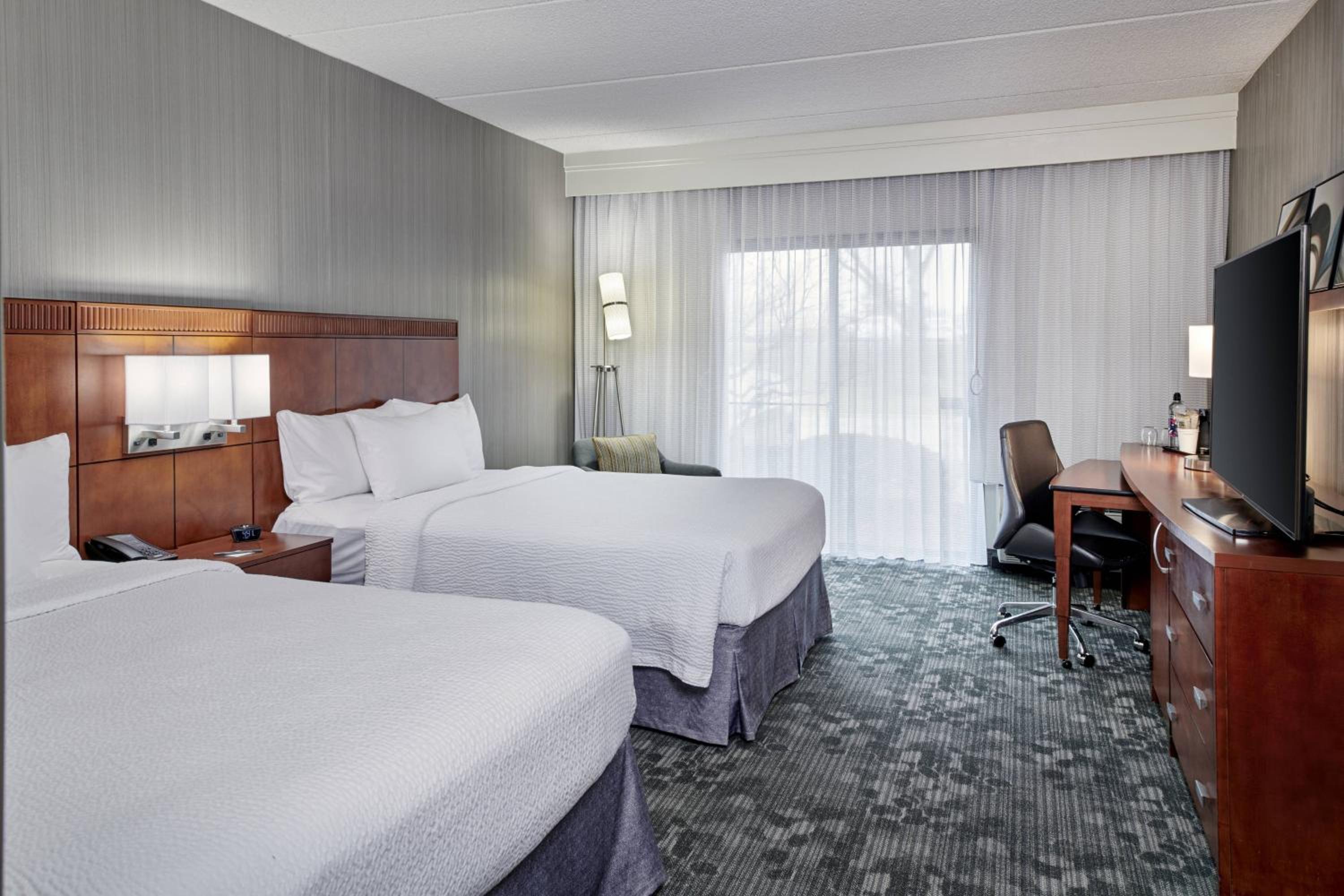 Queen Room with Two Queen Beds - Photo 3