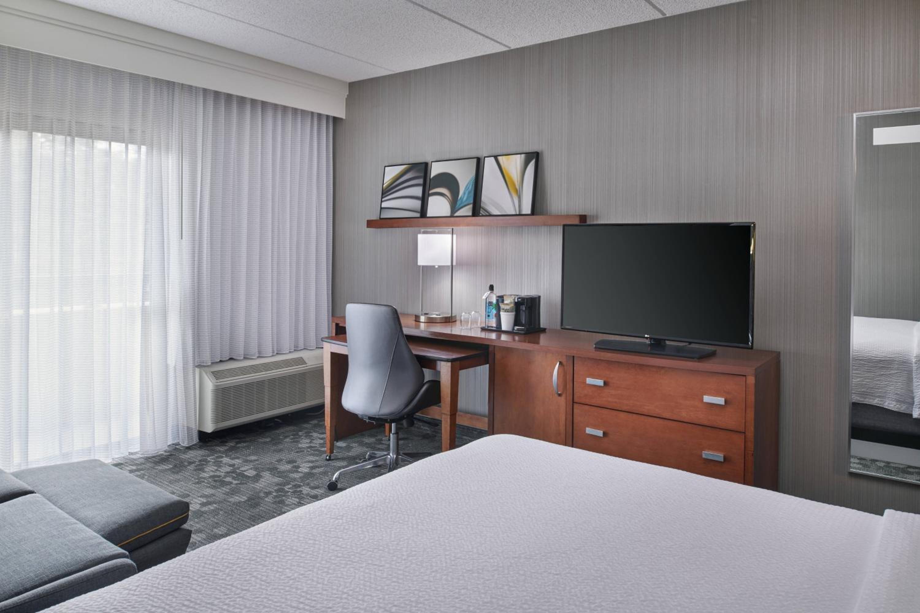 King Room with Sofa Bed - Photo 1
